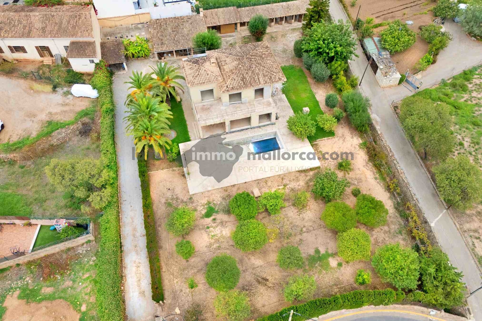 Renovated villa with swimming pool on the edge of the village