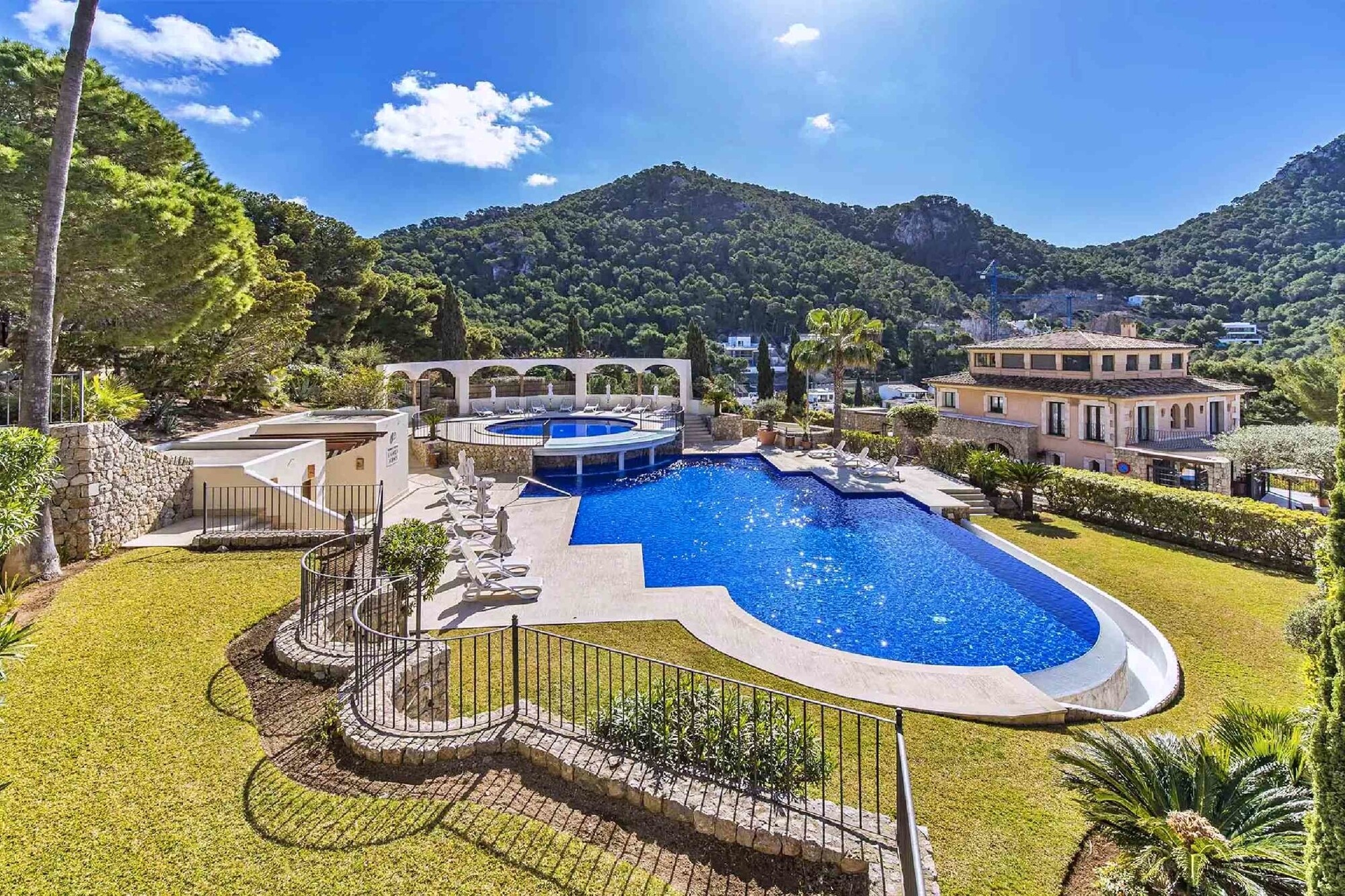 Sea view apartment in luxury residence Gran Folies