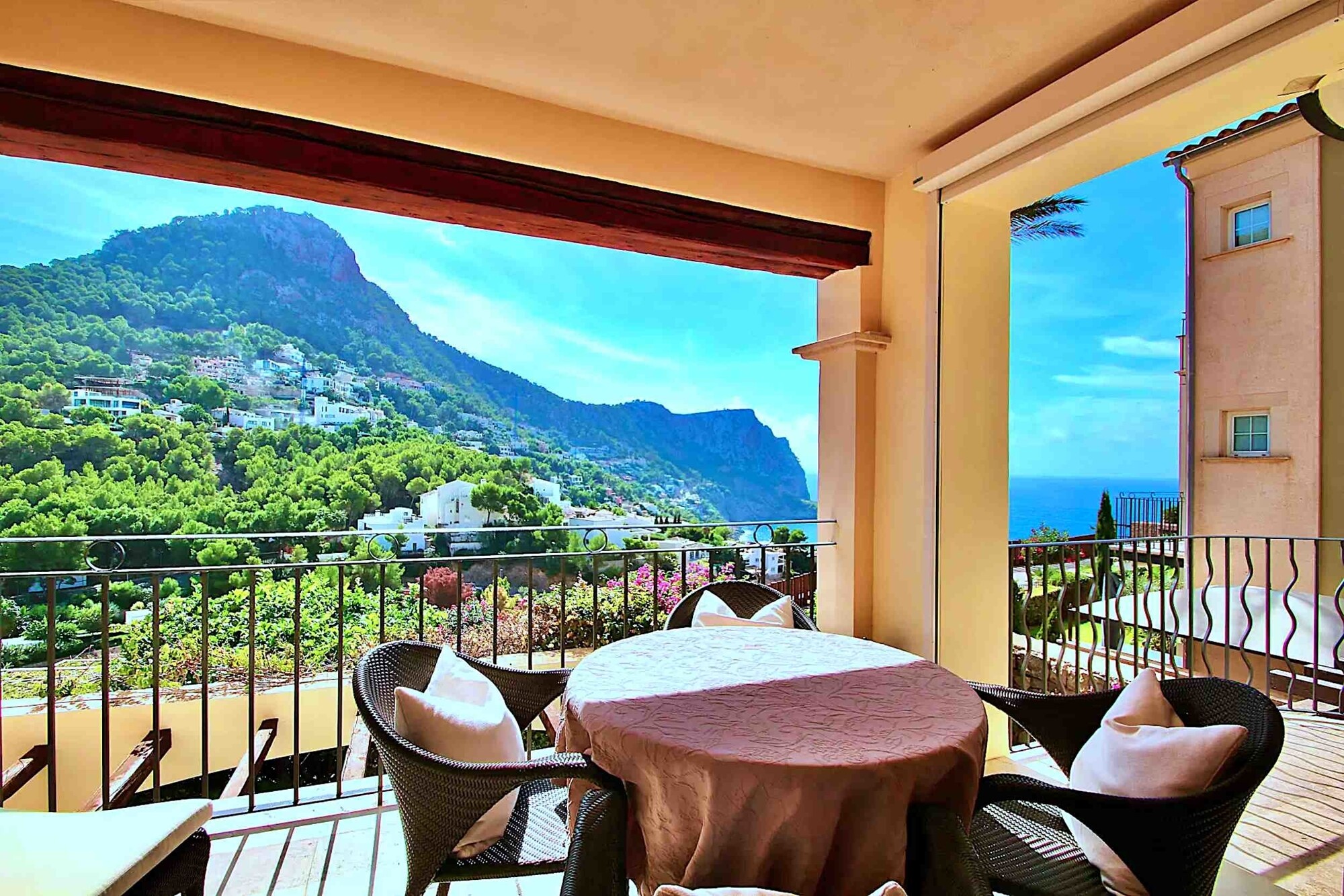 Sea view apartment in luxury residence Gran Folies