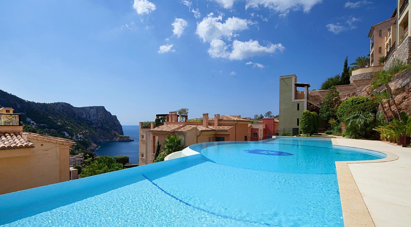 Sea view apartment in luxury residence Gran Folies