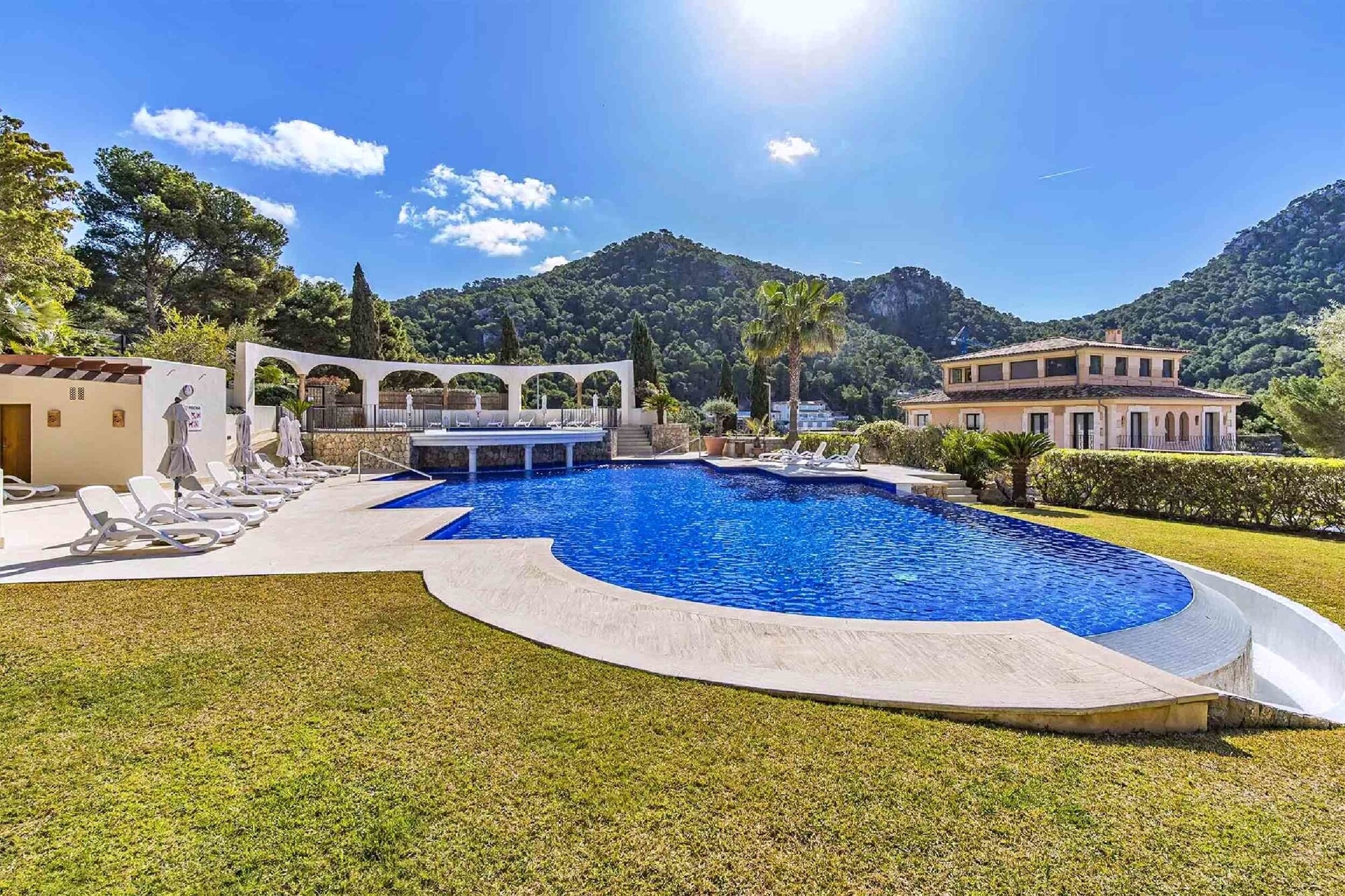 Sea view apartment in luxury residence Gran Folies