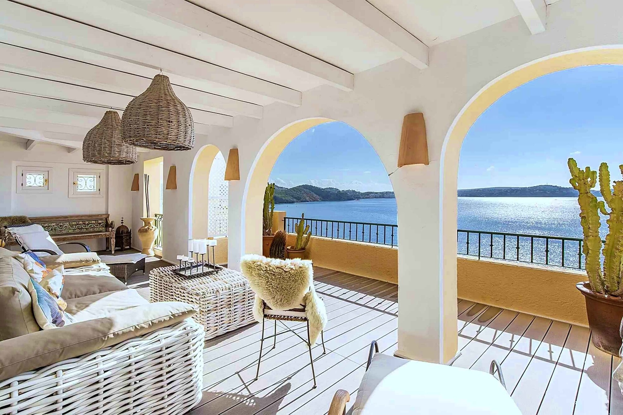Apartment with very large terrace and sea view