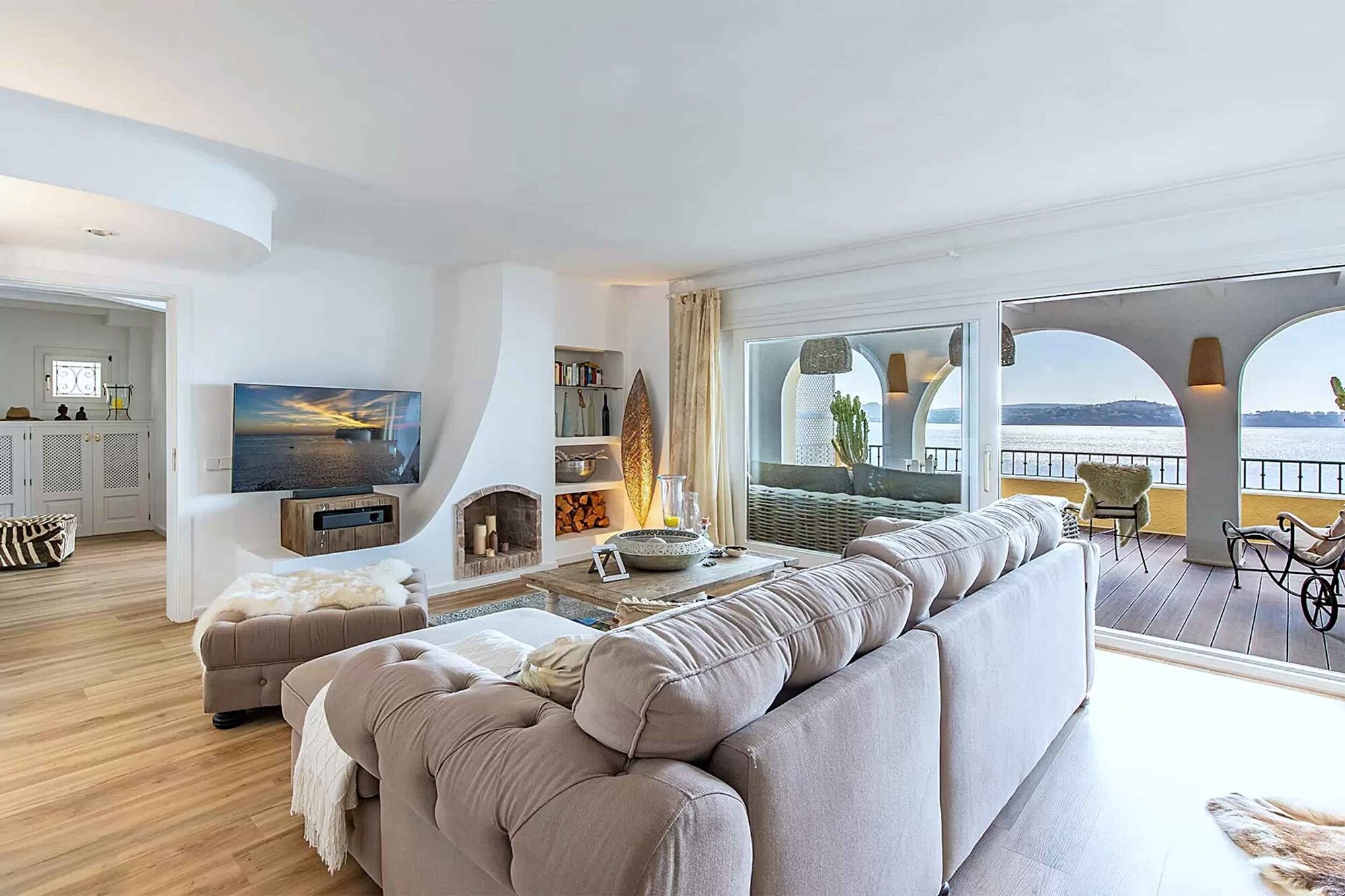 Apartment with very large terrace and sea view