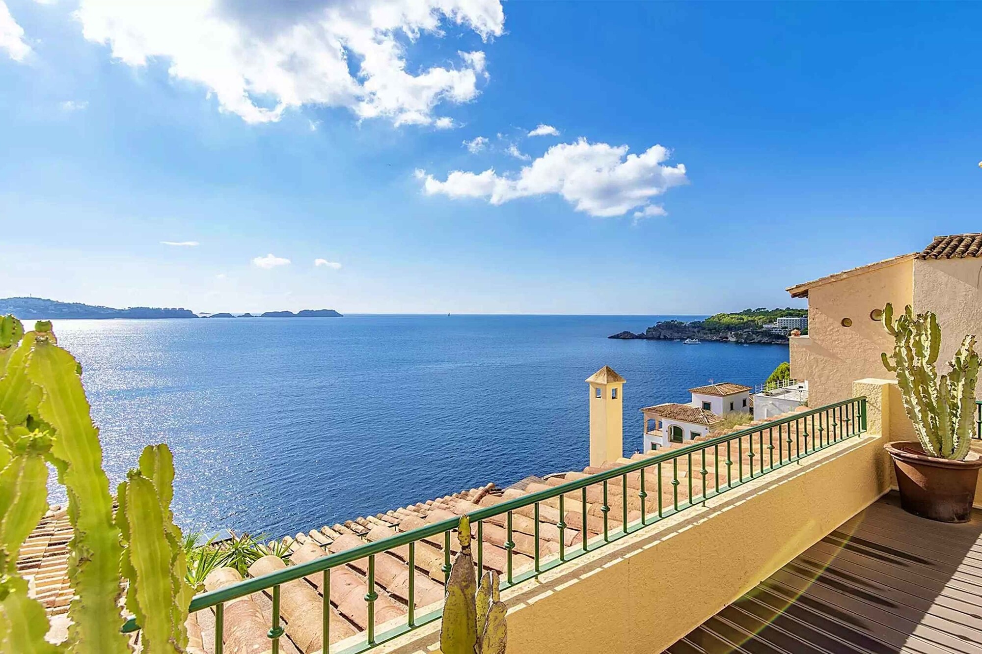 Apartment with very large terrace and sea view