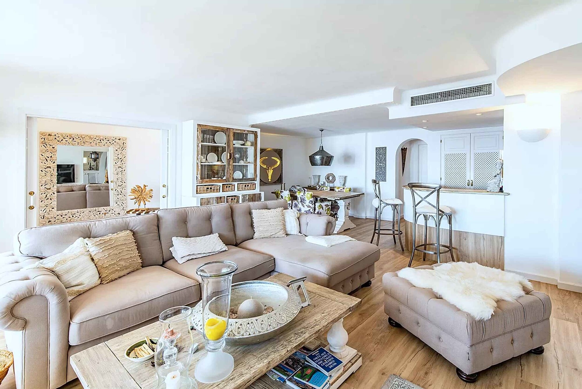 Apartment with very large terrace and sea view