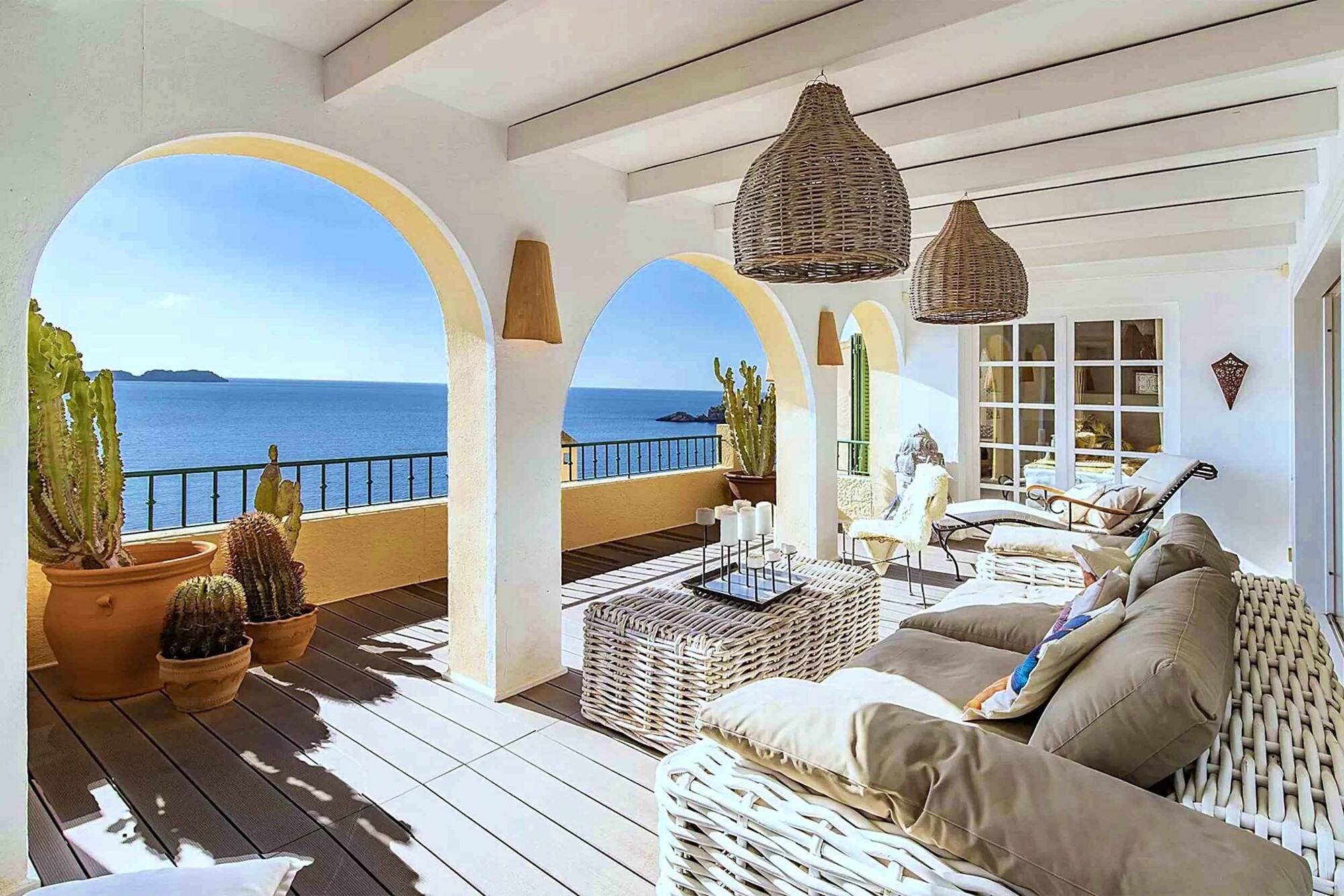 Apartment with very large terrace and sea view