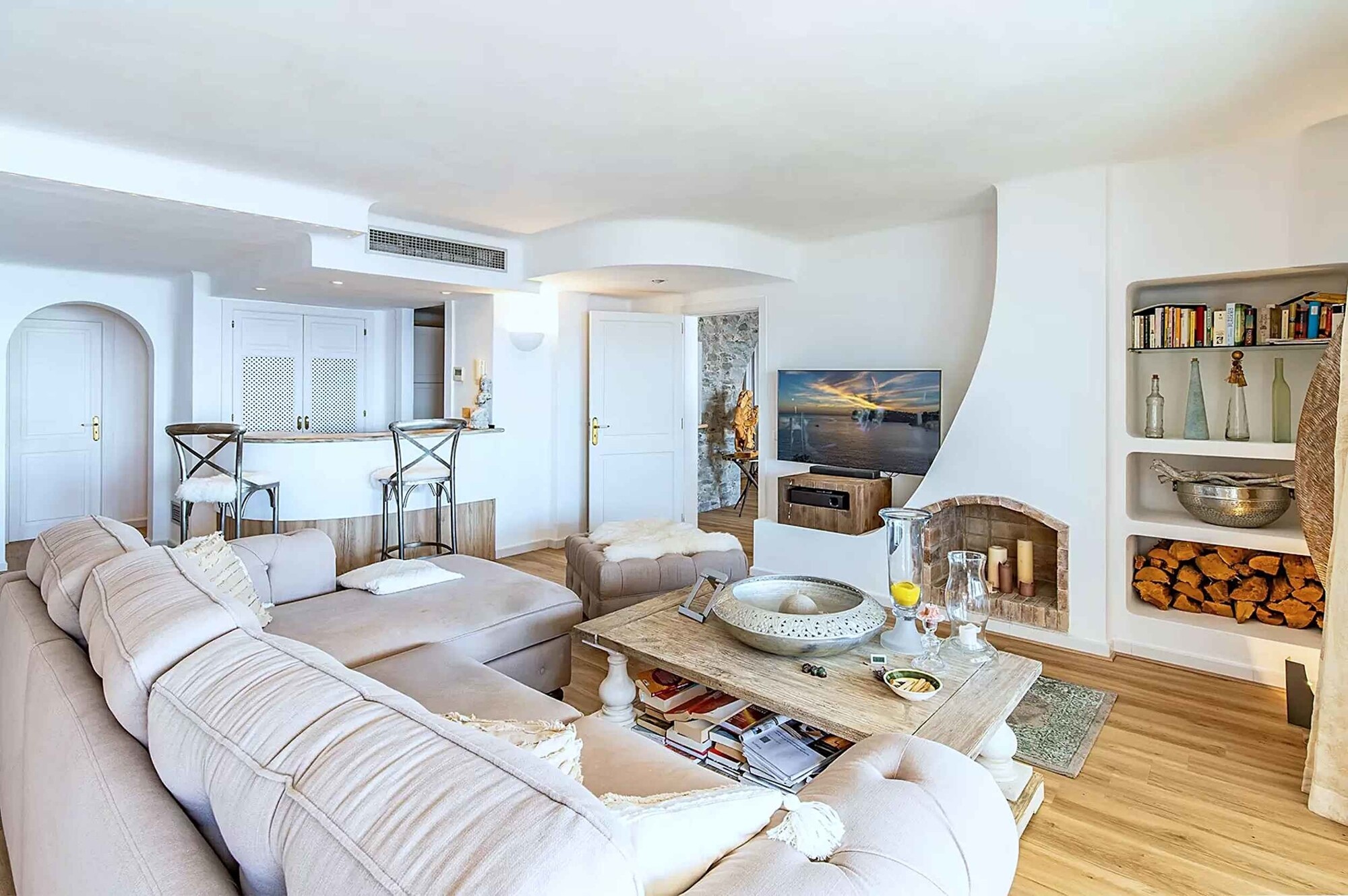 Apartment with very large terrace and sea view