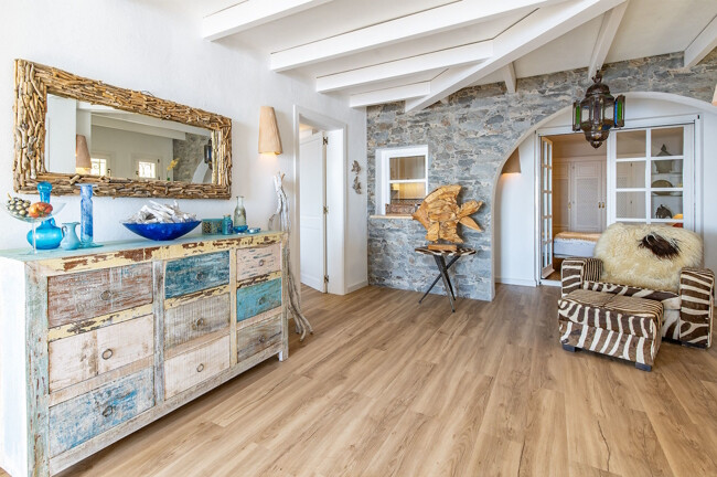 Apartment with very large terrace and sea view