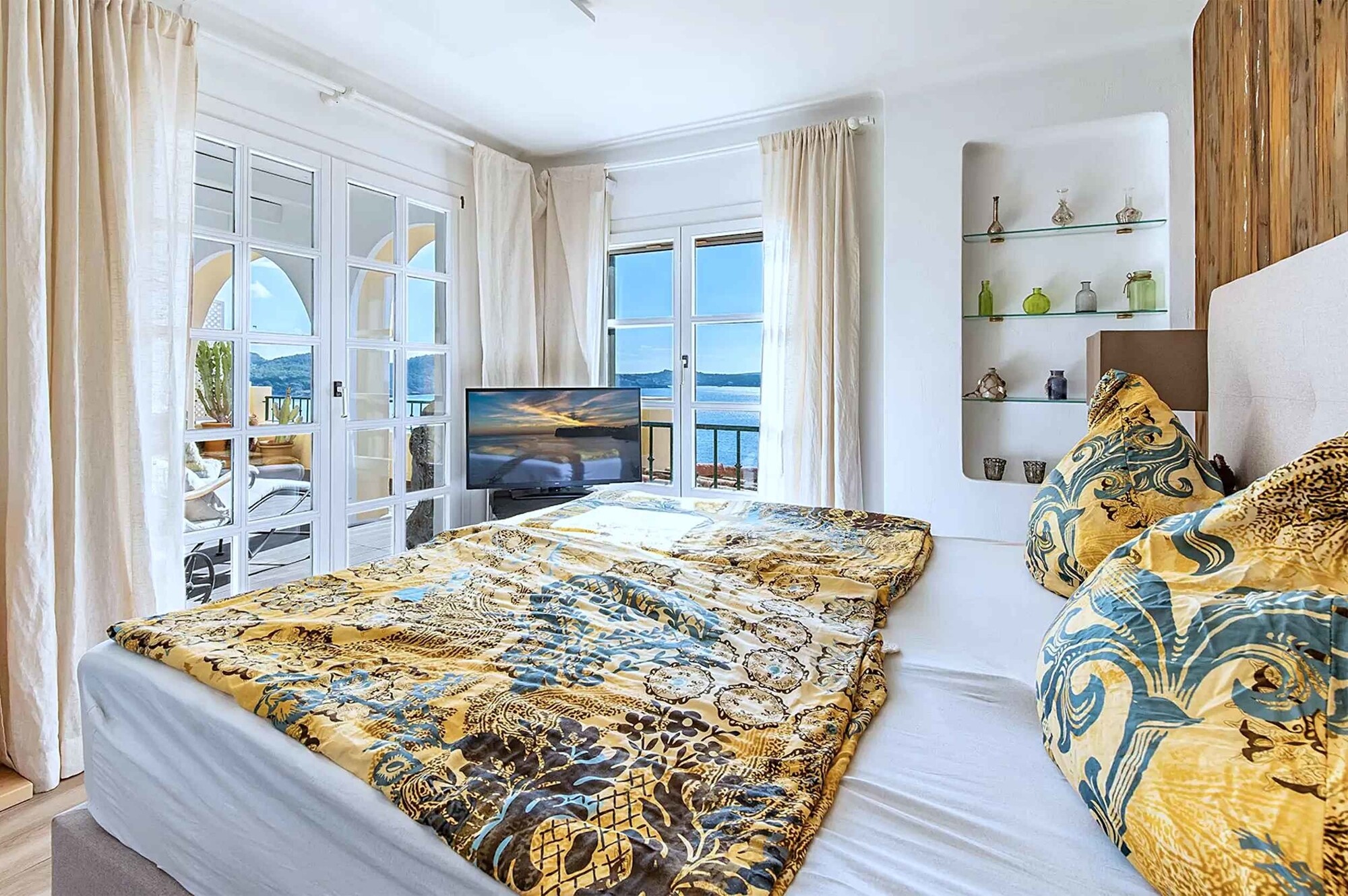 Apartment with very large terrace and sea view