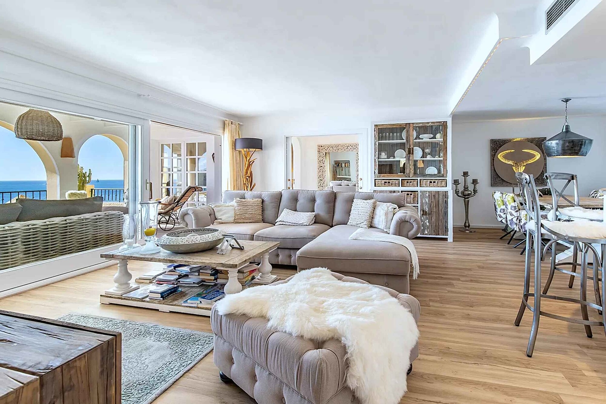 Apartment with very large terrace and sea view
