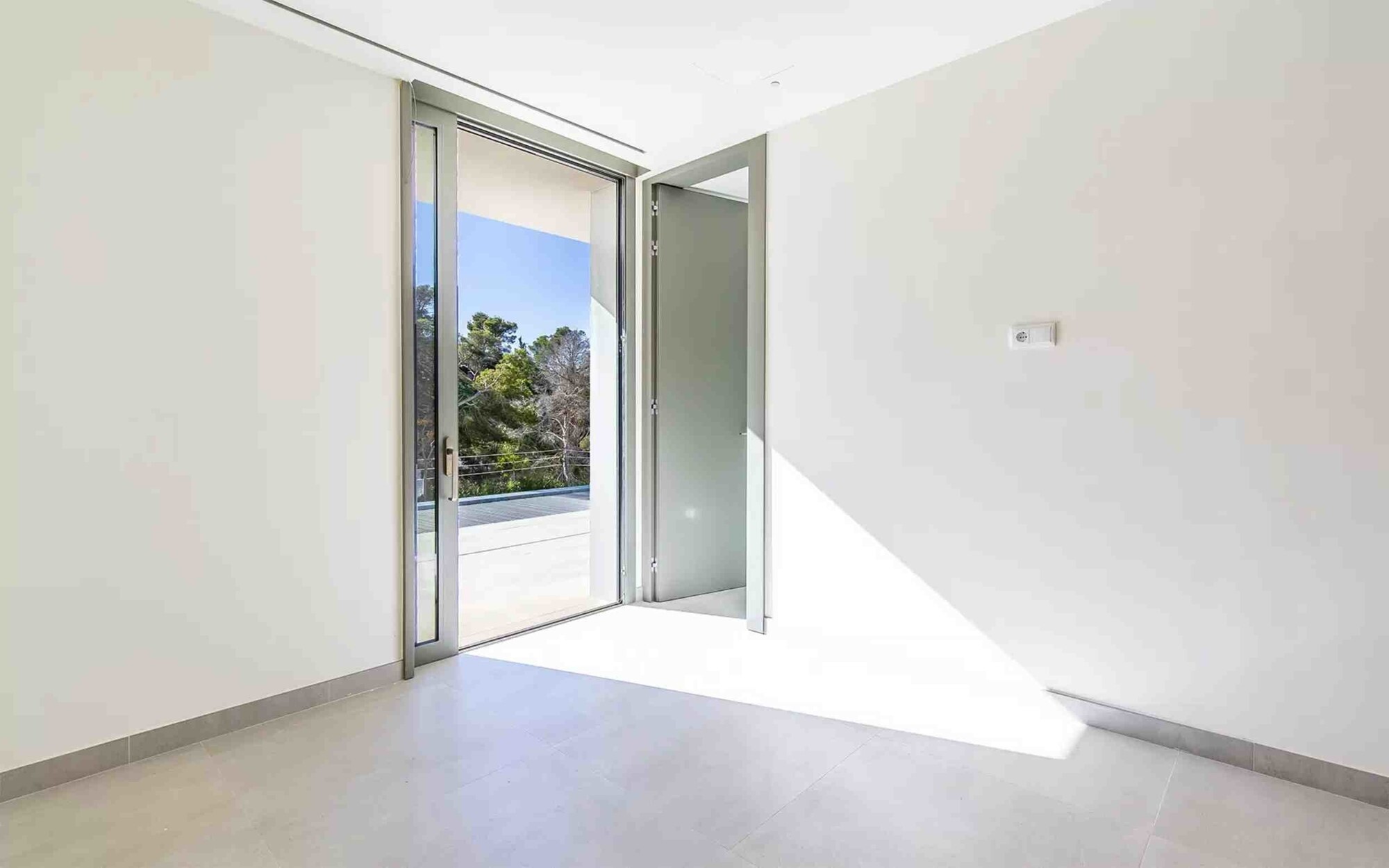 NEW BUILD: Modern villa with elevator and swimming pool