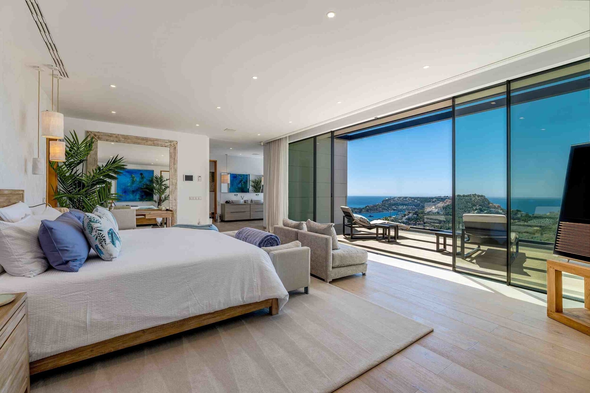 Luxury villa with guest house and adjoining newly built villa