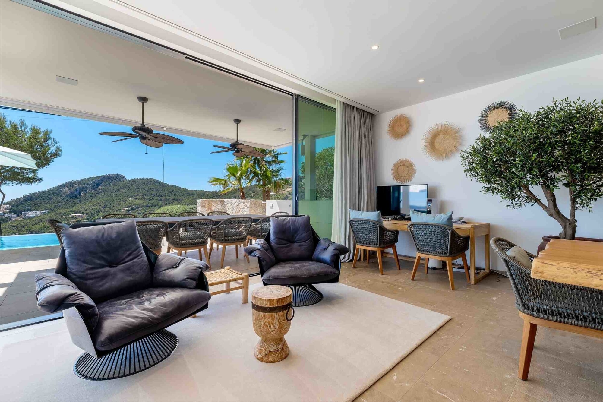 Luxury villa with guest house and adjoining newly built villa