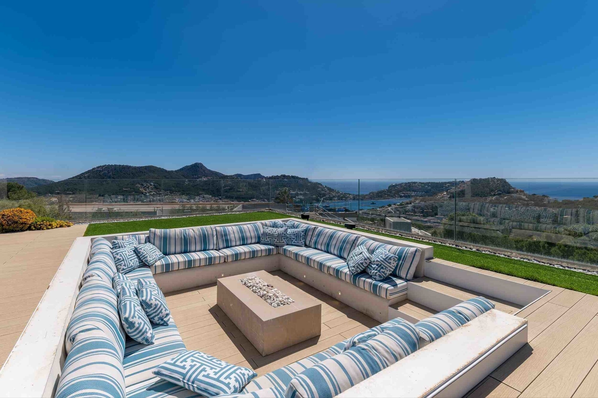 Luxury villa with guest house and adjoining newly built villa
