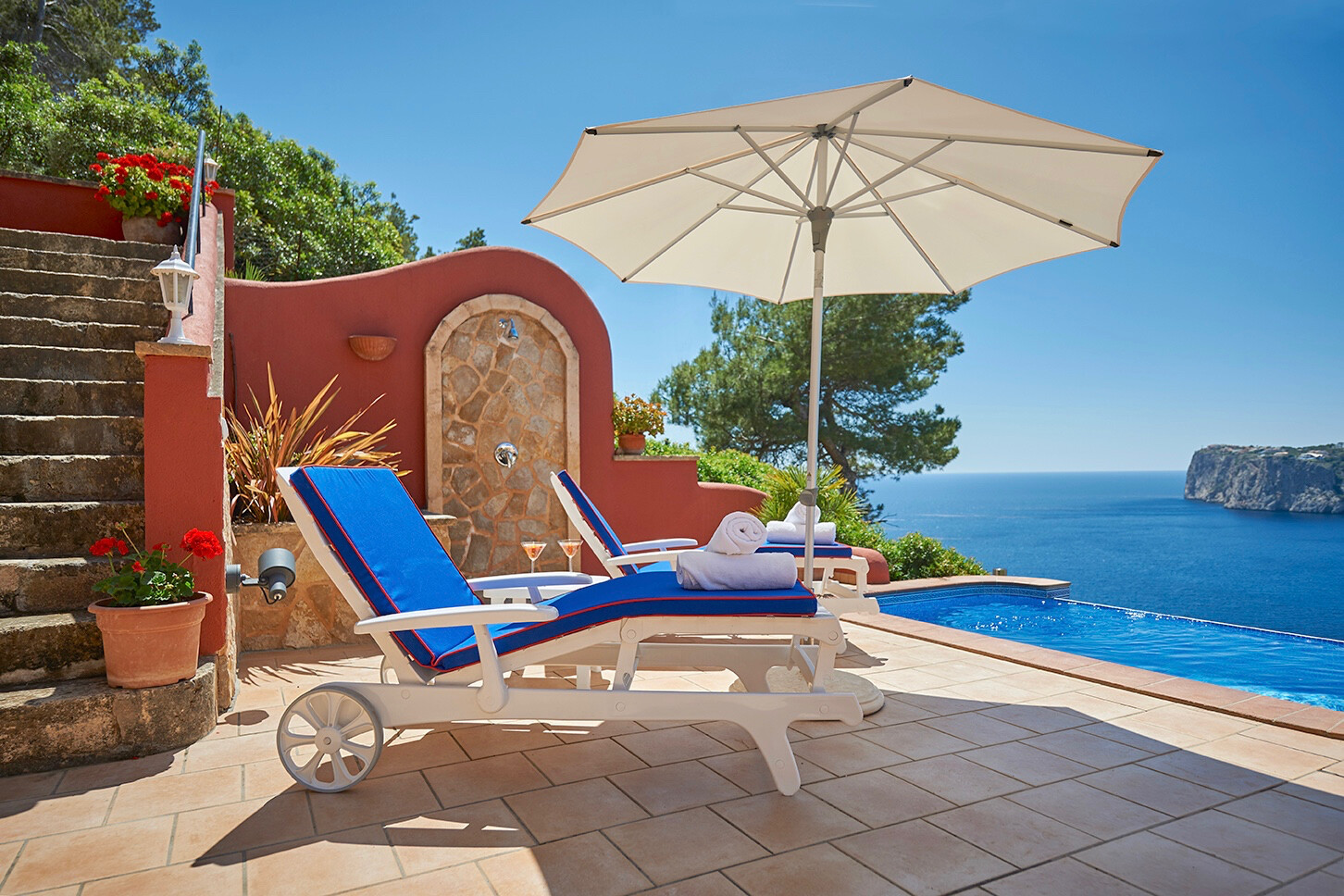 Villa mit Ferienvermietlizenz (ETV), bestehend aus zwei Wohnungen