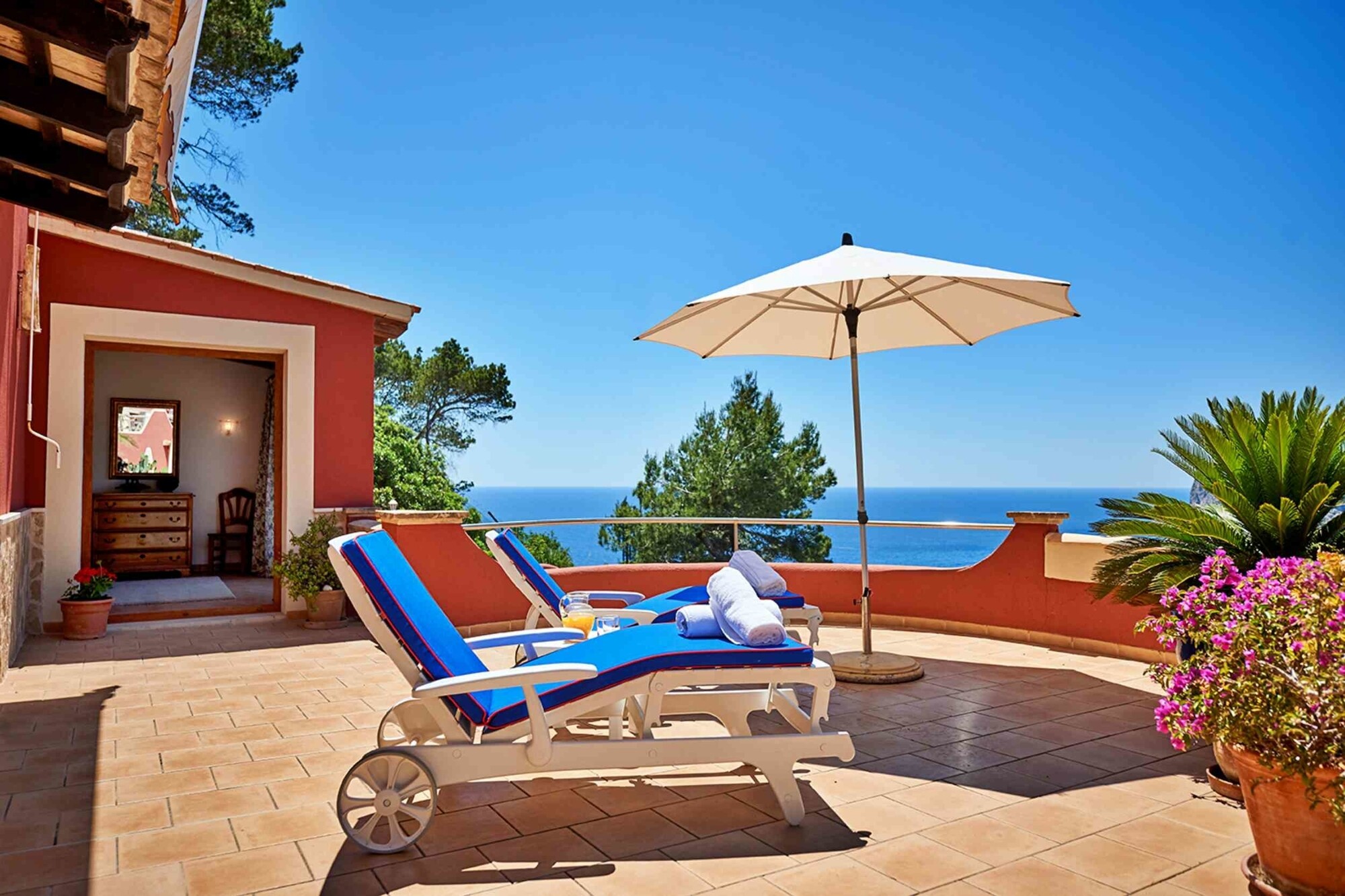 Villa mit Ferienvermietlizenz (ETV), bestehend aus zwei Wohnungen