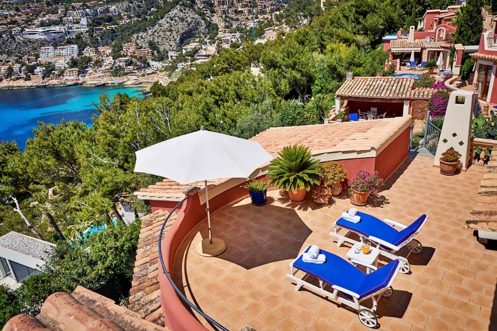 Villa mit Ferienvermietlizenz (ETV), bestehend aus zwei Wohnungen