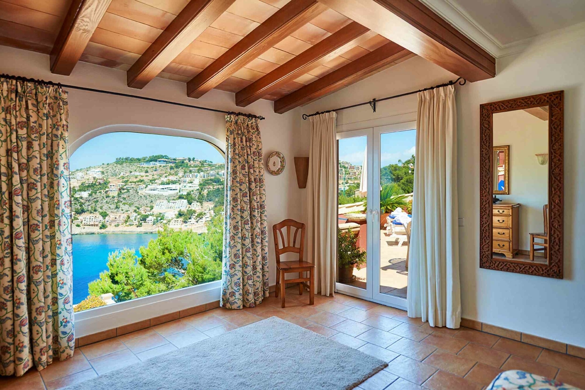 Villa mit Ferienvermietlizenz (ETV), bestehend aus zwei Wohnungen