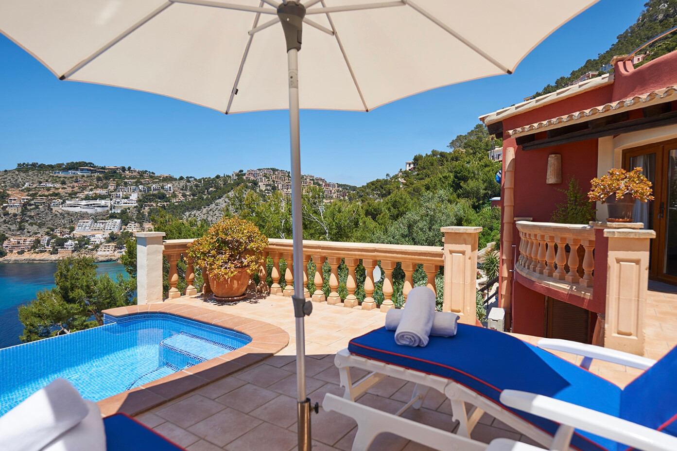 Villa mit Ferienvermietlizenz (ETV), bestehend aus zwei Wohnungen