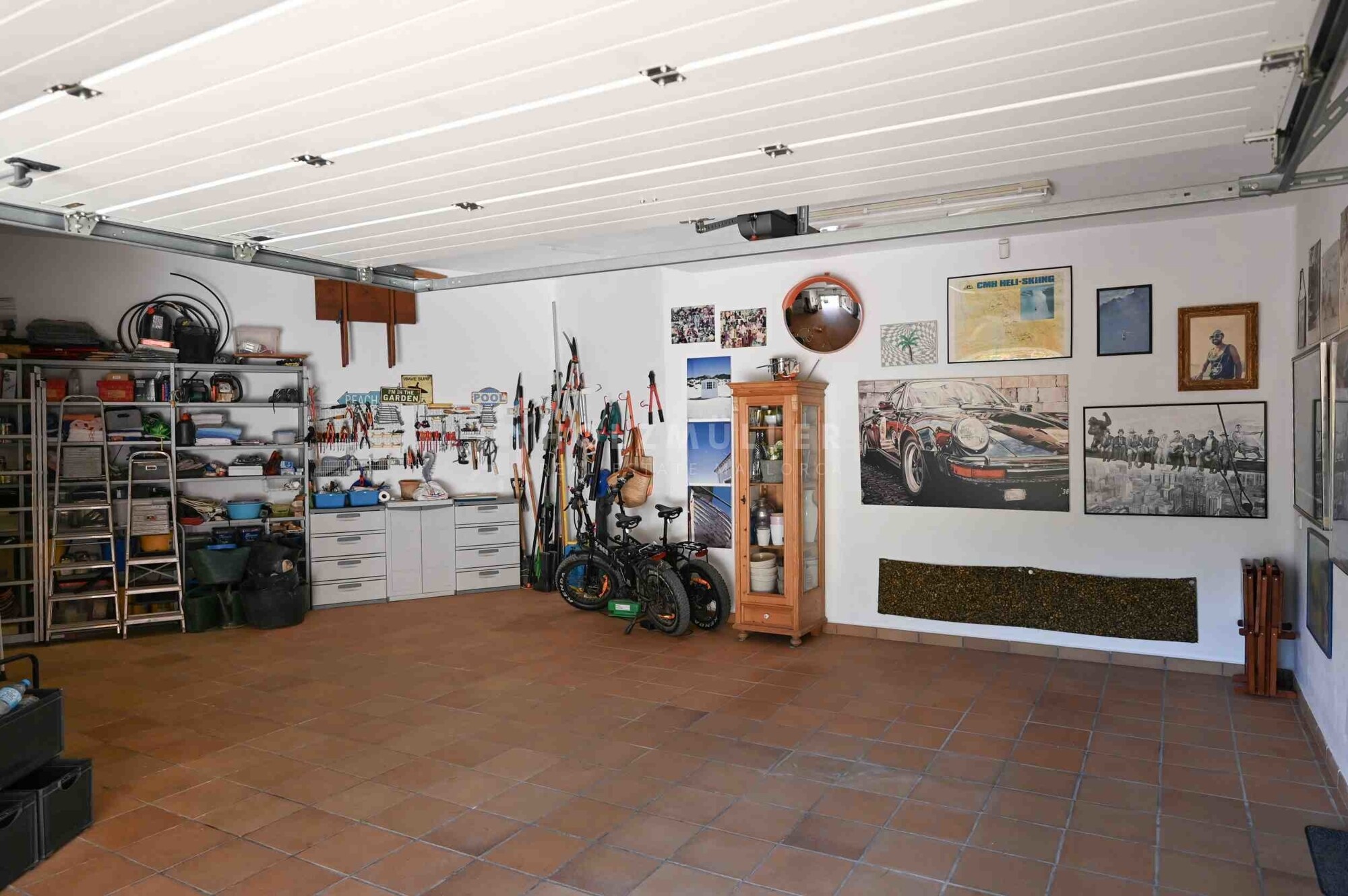 Mediterrane Villa mit Pool und Garage in Hafennähe