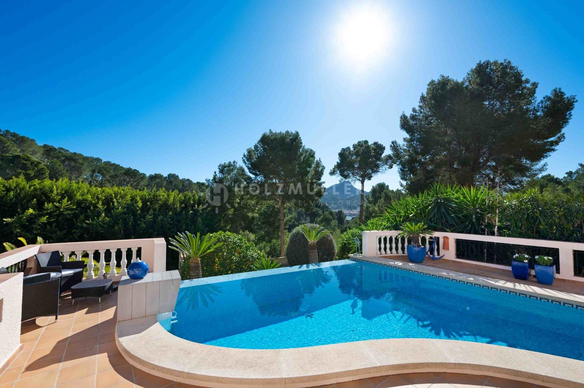 Mediterrane Villa mit Pool und Garage in Hafennähe