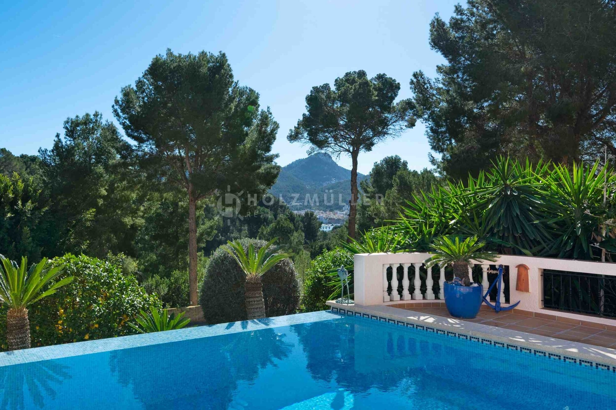 Mediterrane Villa mit Pool und Garage in Hafennähe