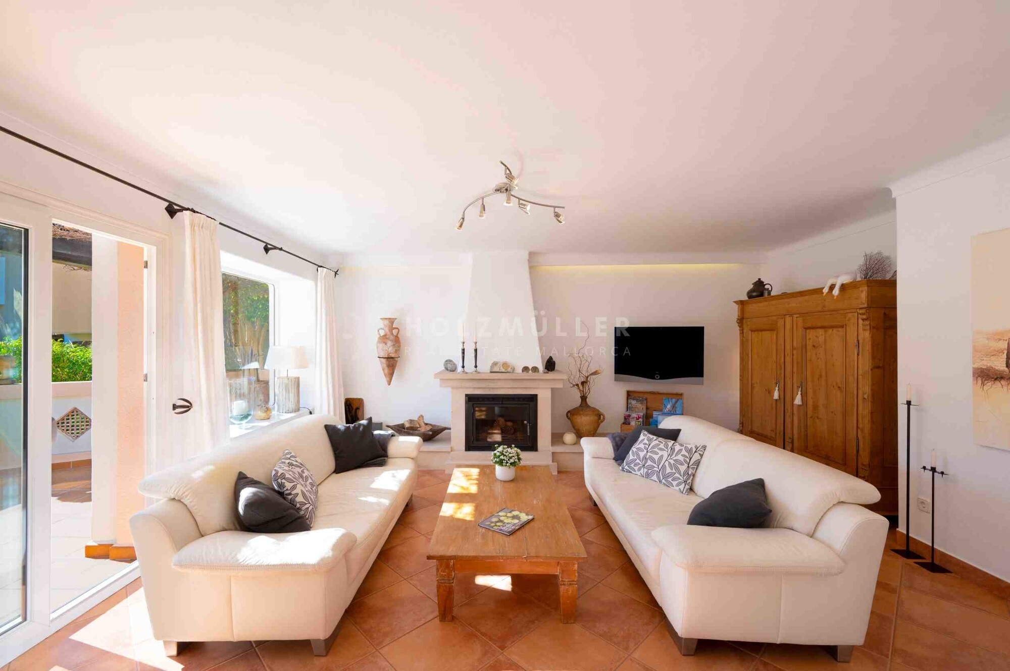 Mediterrane Villa mit Pool und Garage in Hafennähe
