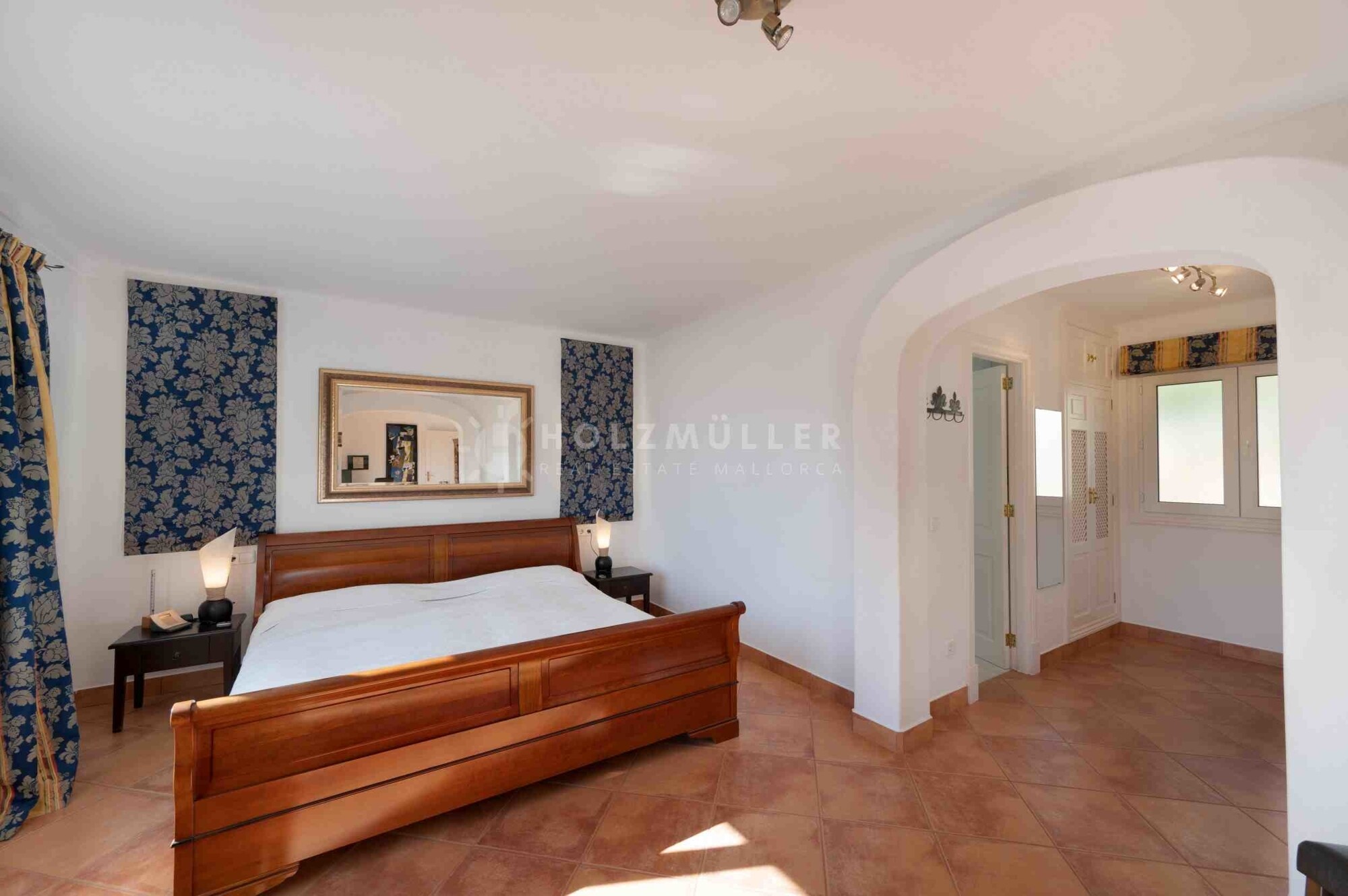 Mediterrane Villa mit Pool und Garage in Hafennähe