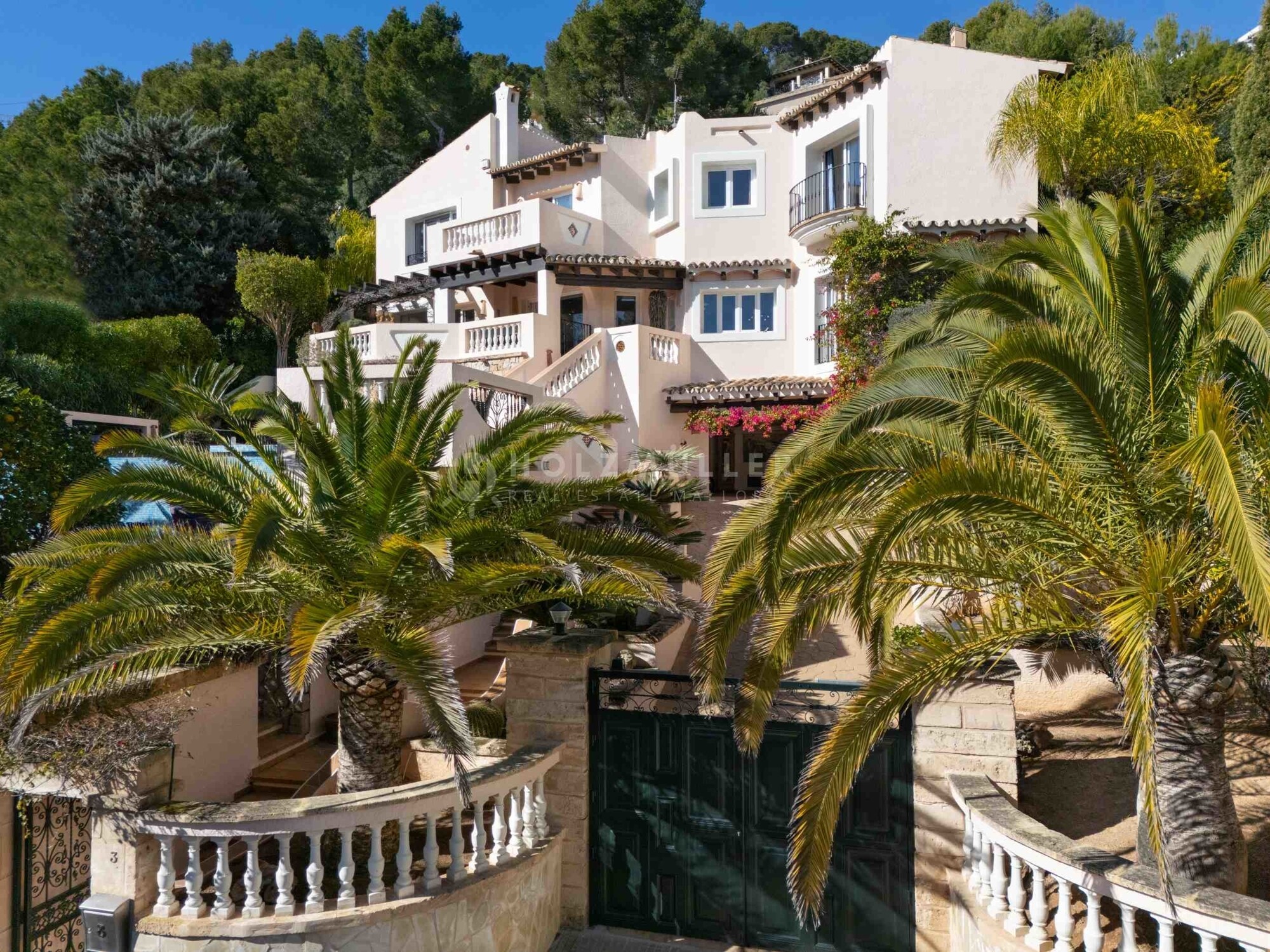 Mediterrane Villa mit Pool und Garage in Hafennähe