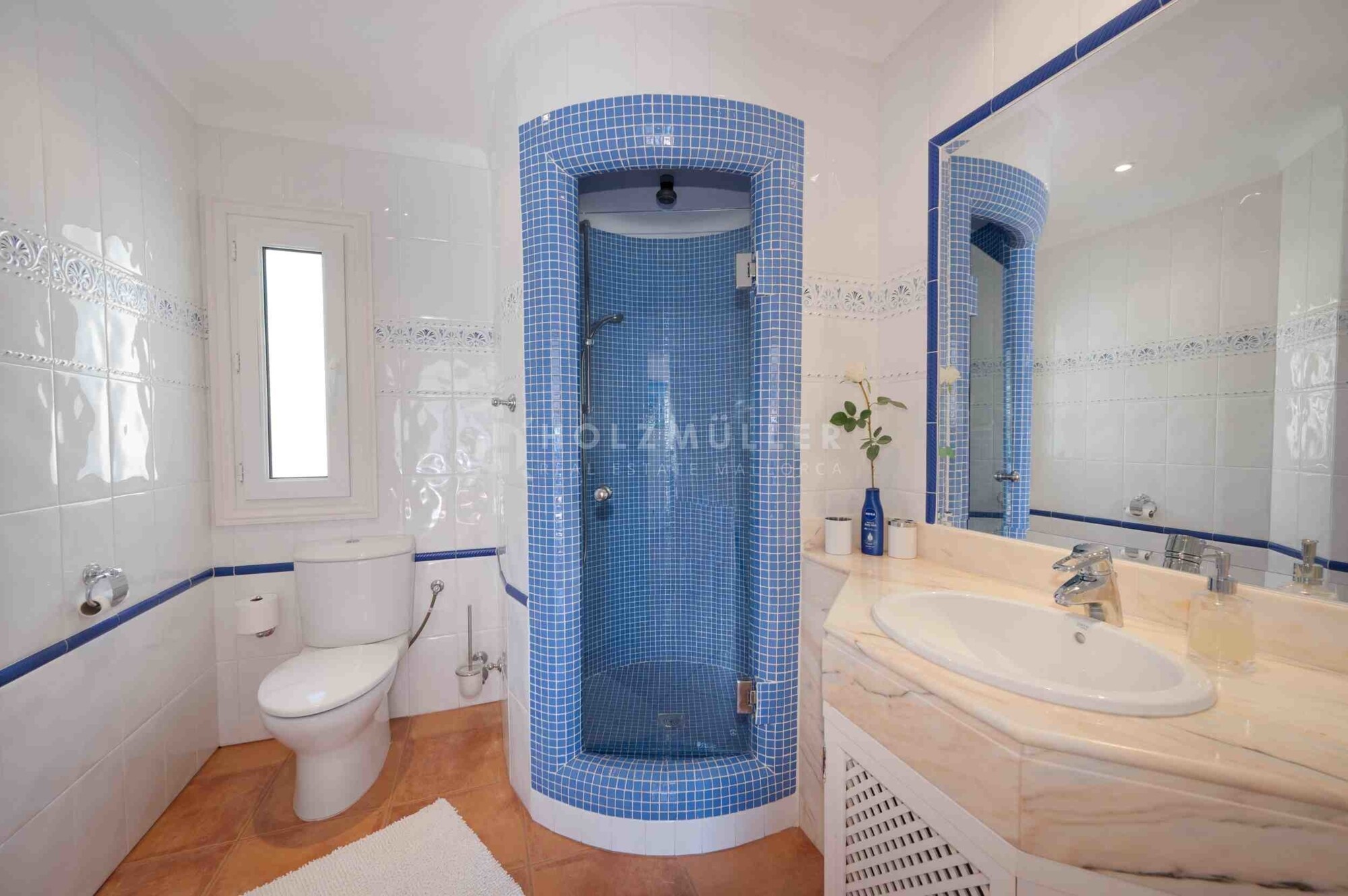 Mediterrane Villa mit Pool und Garage in Hafennähe