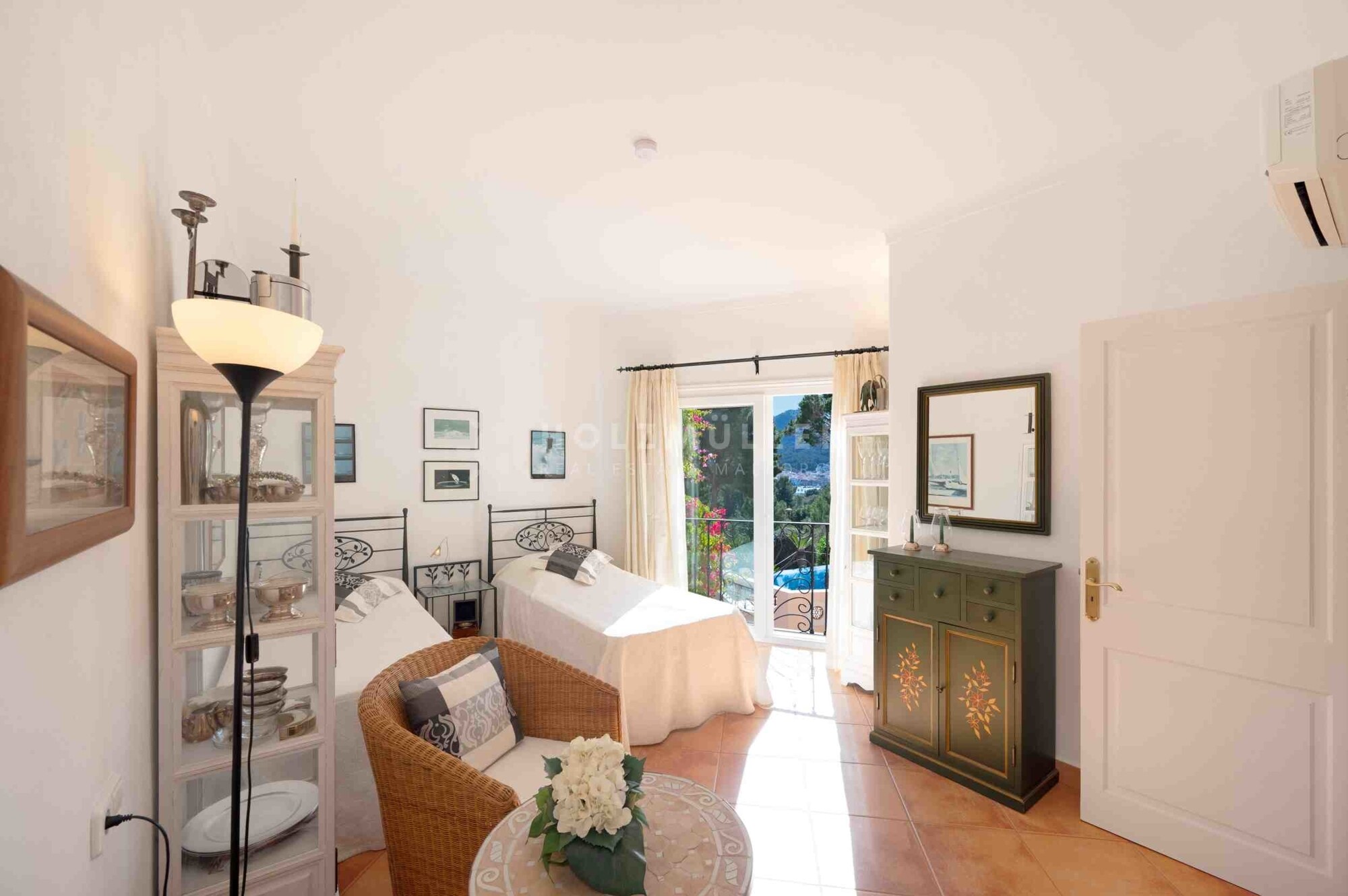 Mediterrane Villa mit Pool und Garage in Hafennähe