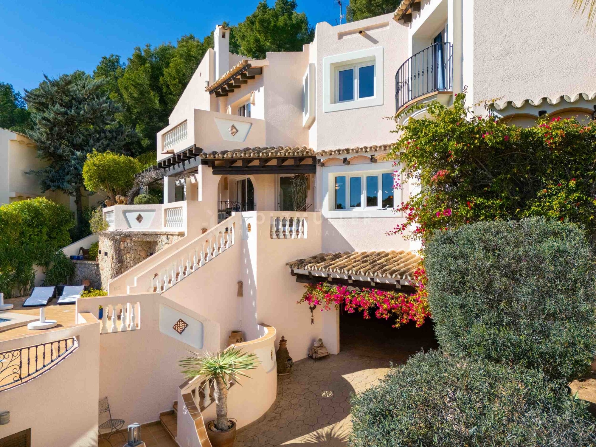 Mediterrane Villa mit Pool und Garage in Hafennähe