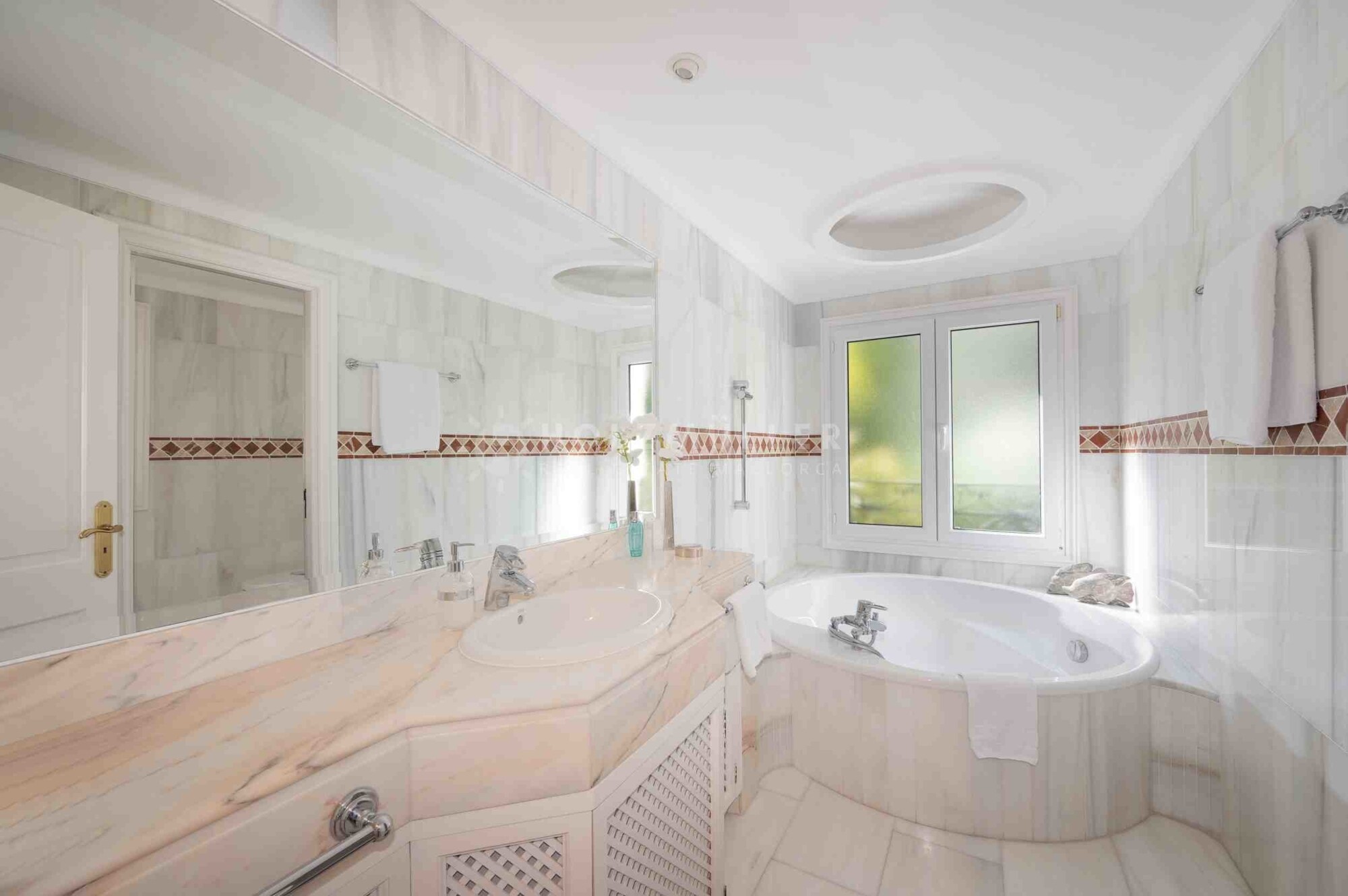 Mediterrane Villa mit Pool und Garage in Hafennähe