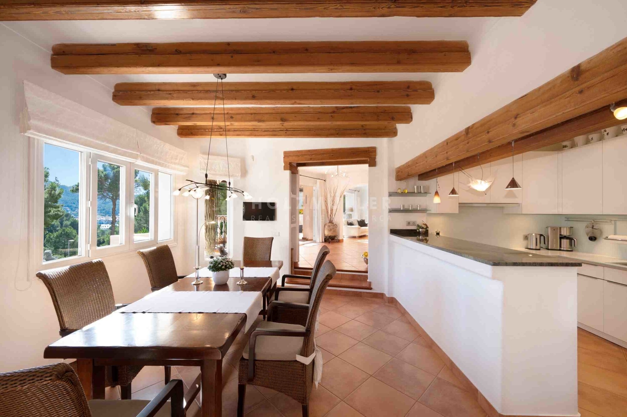 Mediterrane Villa mit Pool und Garage in Hafennähe