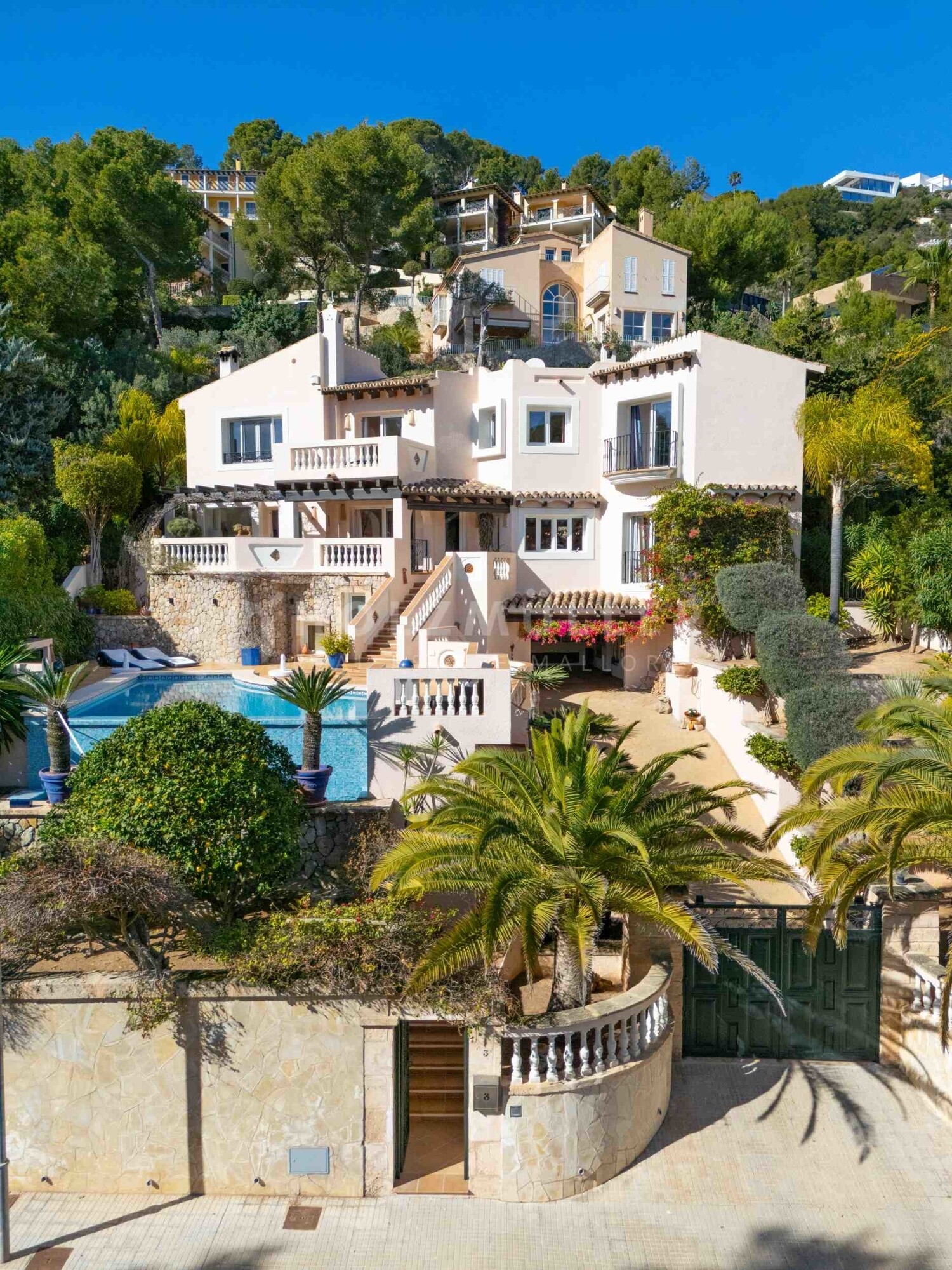 Mediterrane Villa mit Pool und Garage in Hafennähe