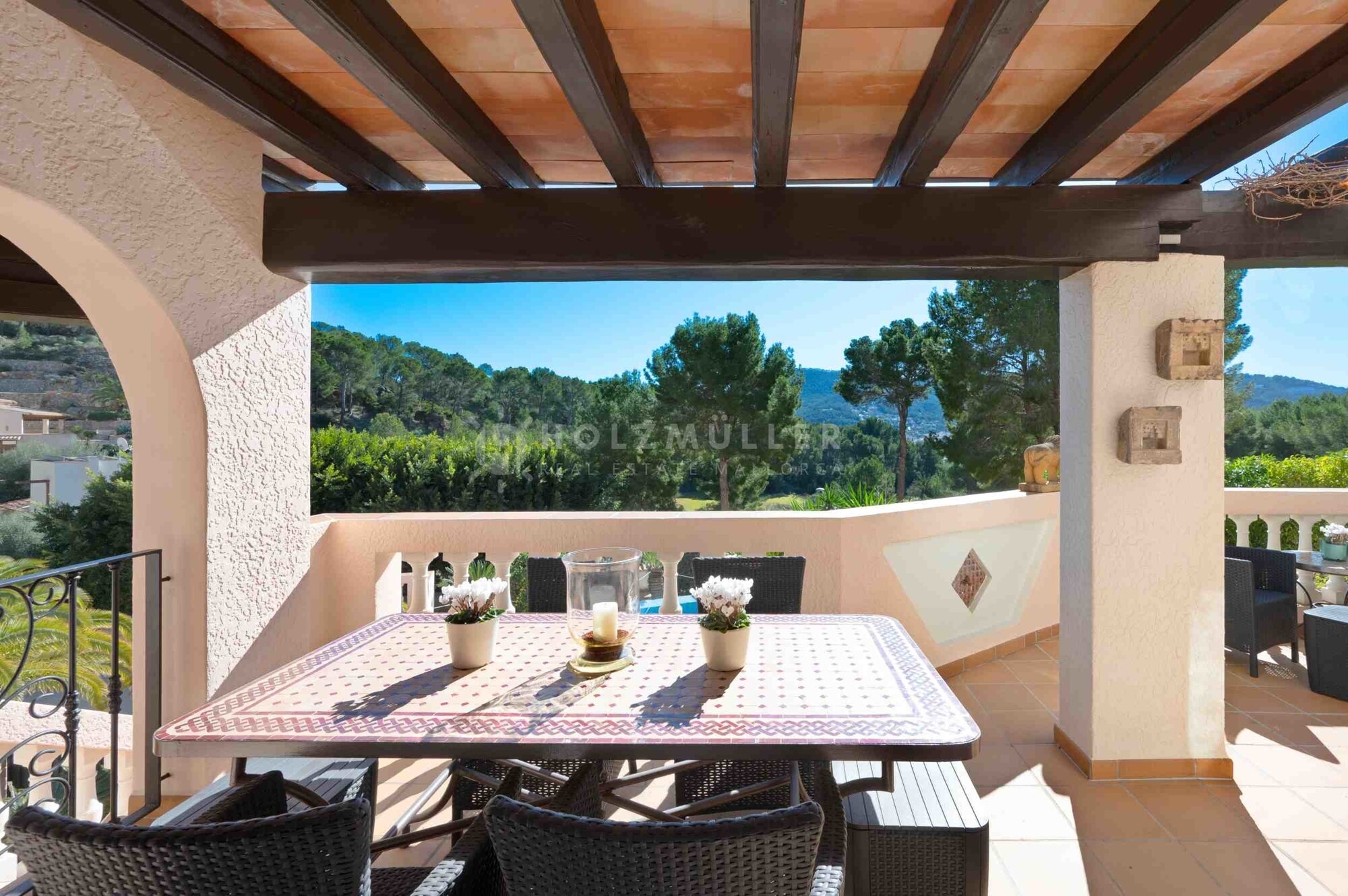 Mediterrane Villa mit Pool und Garage in Hafennähe