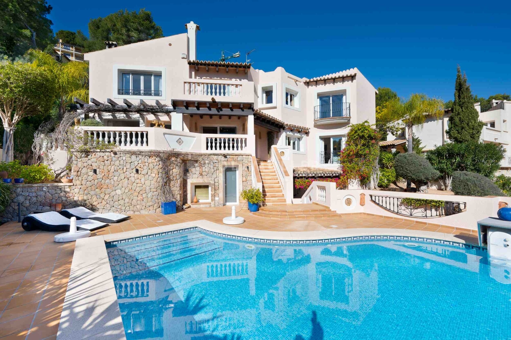 Mediterrane Villa mit Pool und Garage in Hafennähe