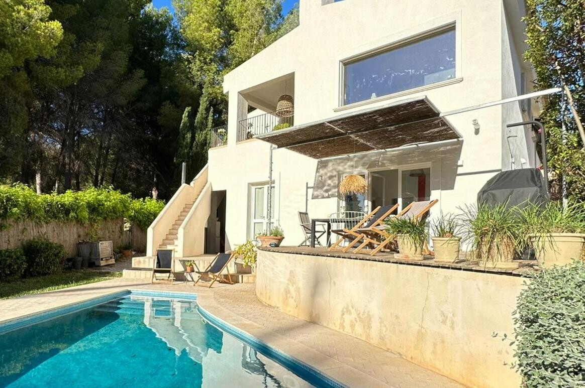 Modernes Haus mit Swimmingpool in ruhiger Wohnlage