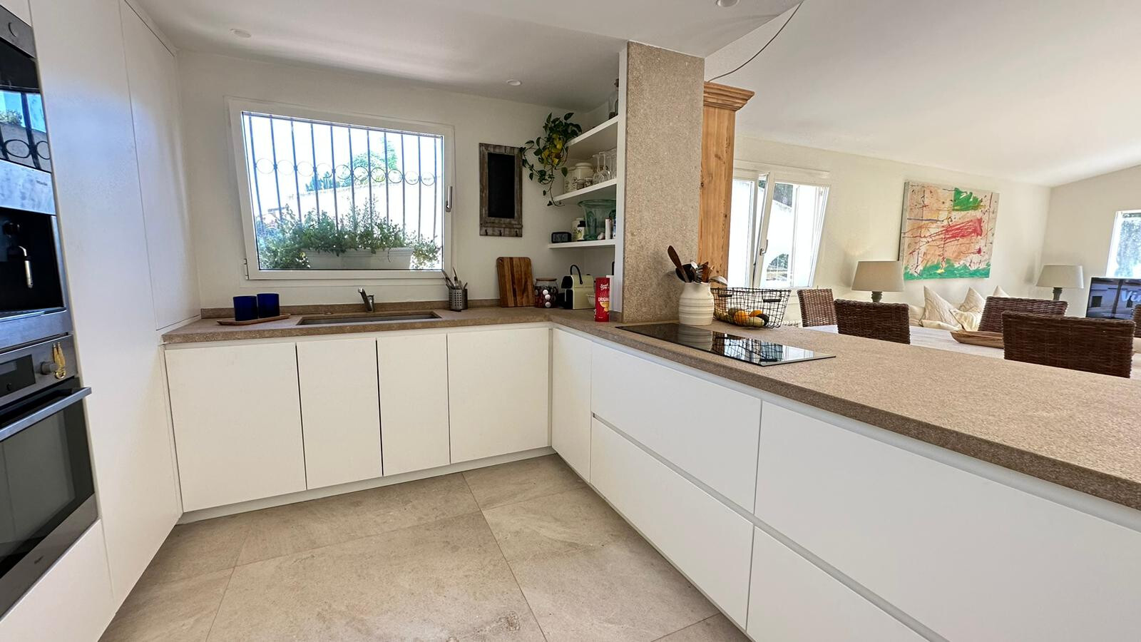 Modernes Haus mit Swimmingpool in ruhiger Wohnlage