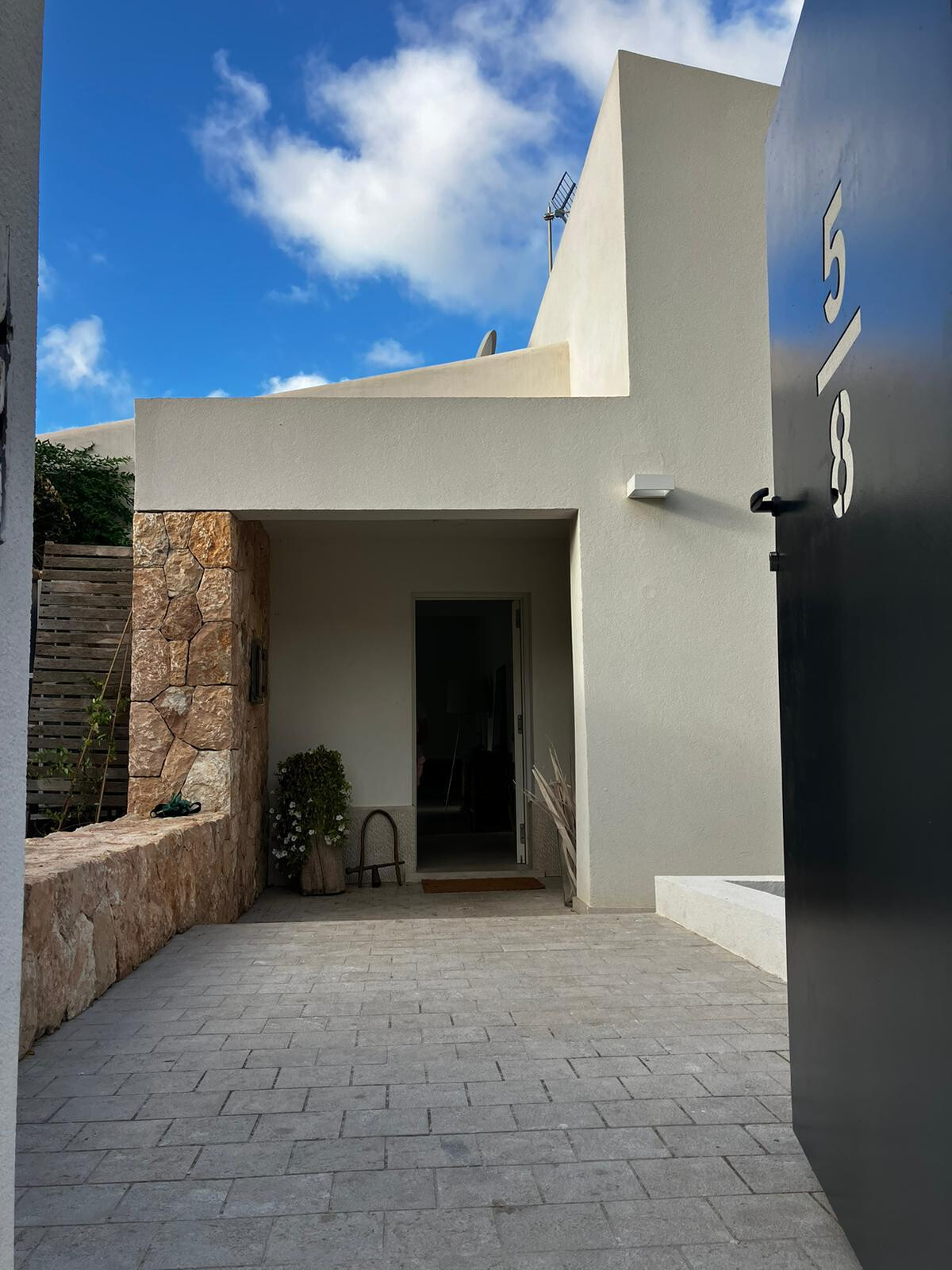 Modernes Haus mit Swimmingpool in ruhiger Wohnlage