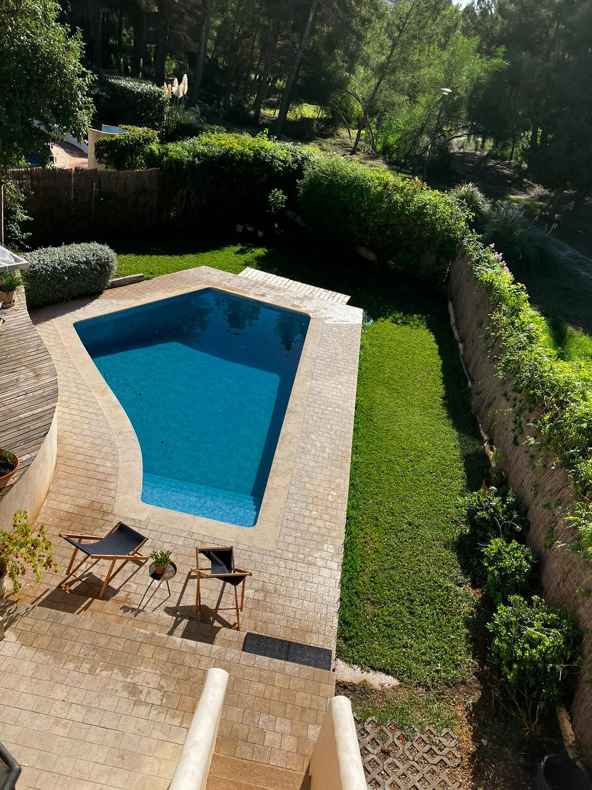 Modernes Haus mit Swimmingpool in ruhiger Wohnlage