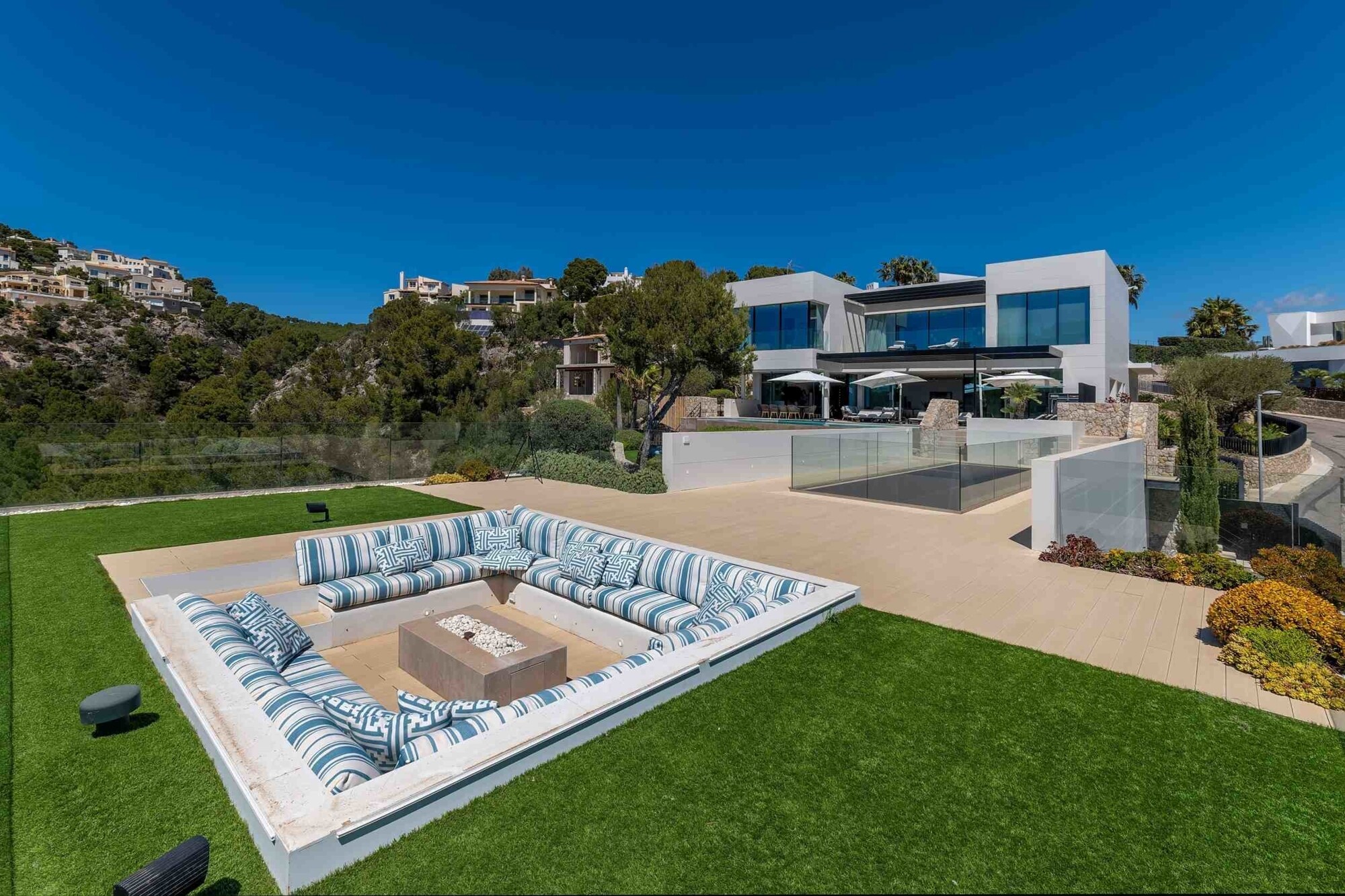 Luxusvilla mit Gästehaus inklusive SPA Bereich und Kinosaal