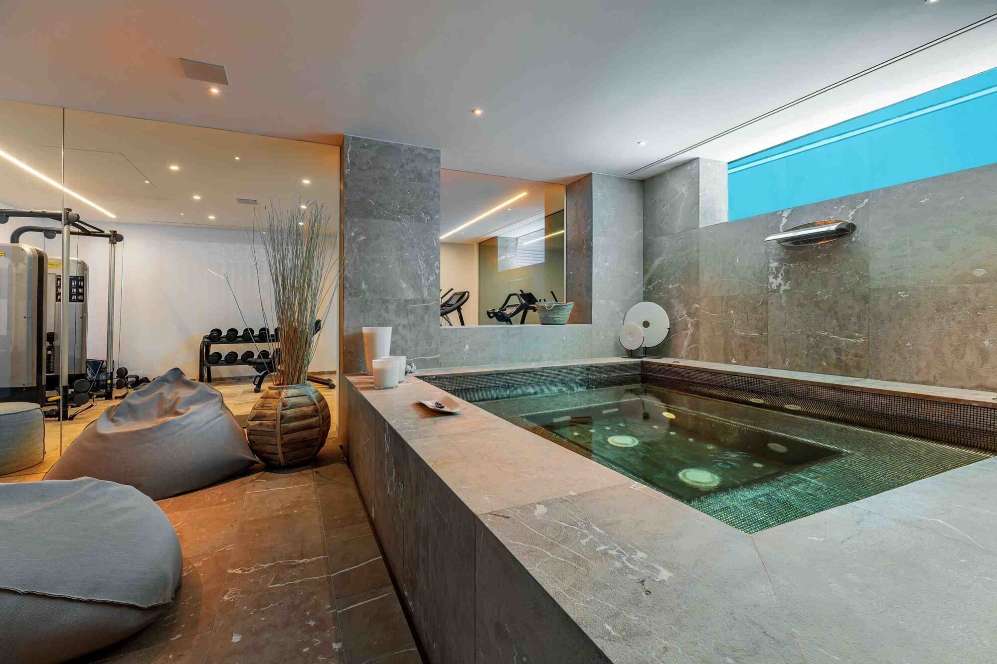Luxusvilla mit Gästehaus inklusive SPA Bereich und Kinosaal