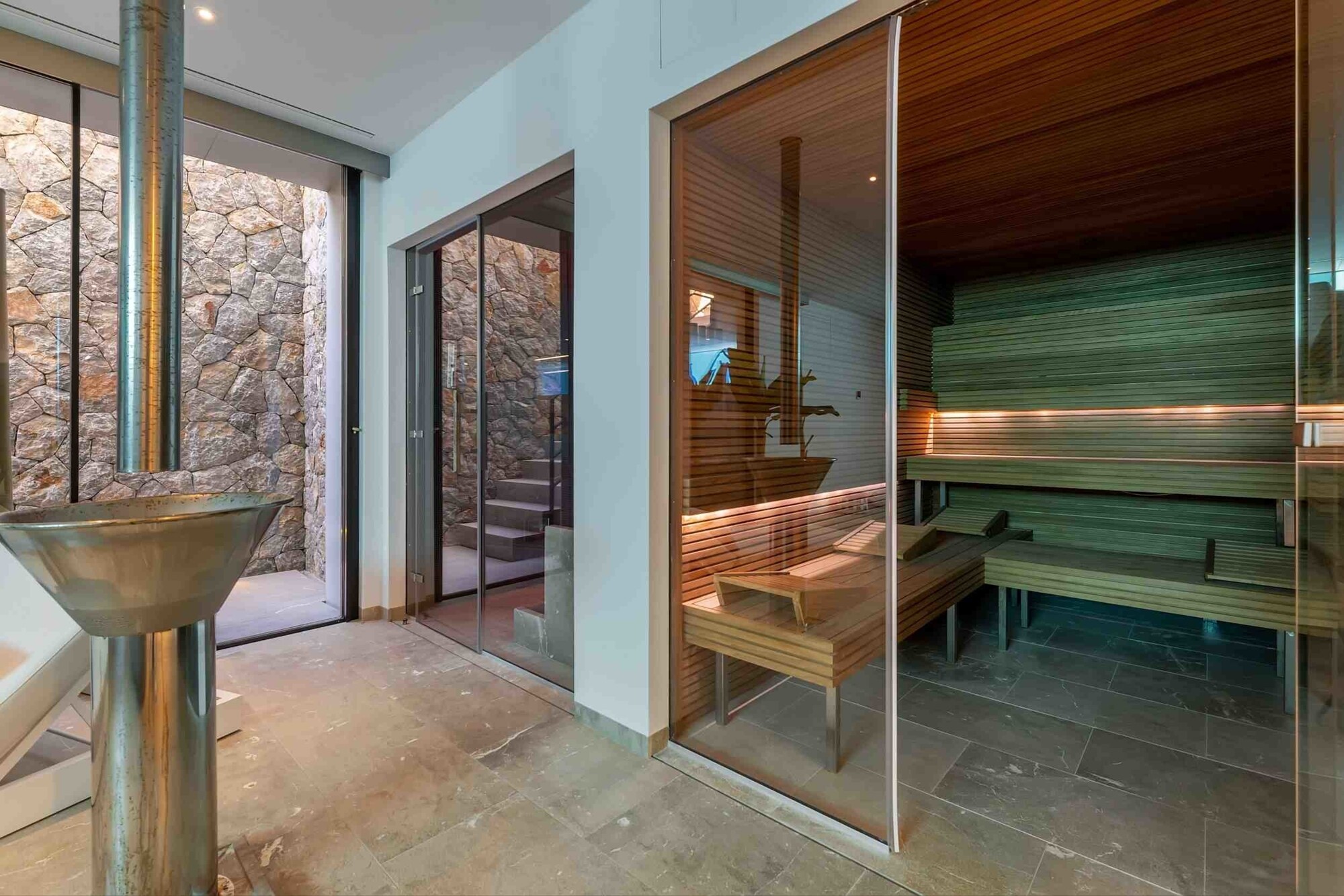 Luxusvilla mit Gästehaus inklusive SPA Bereich und Kinosaal