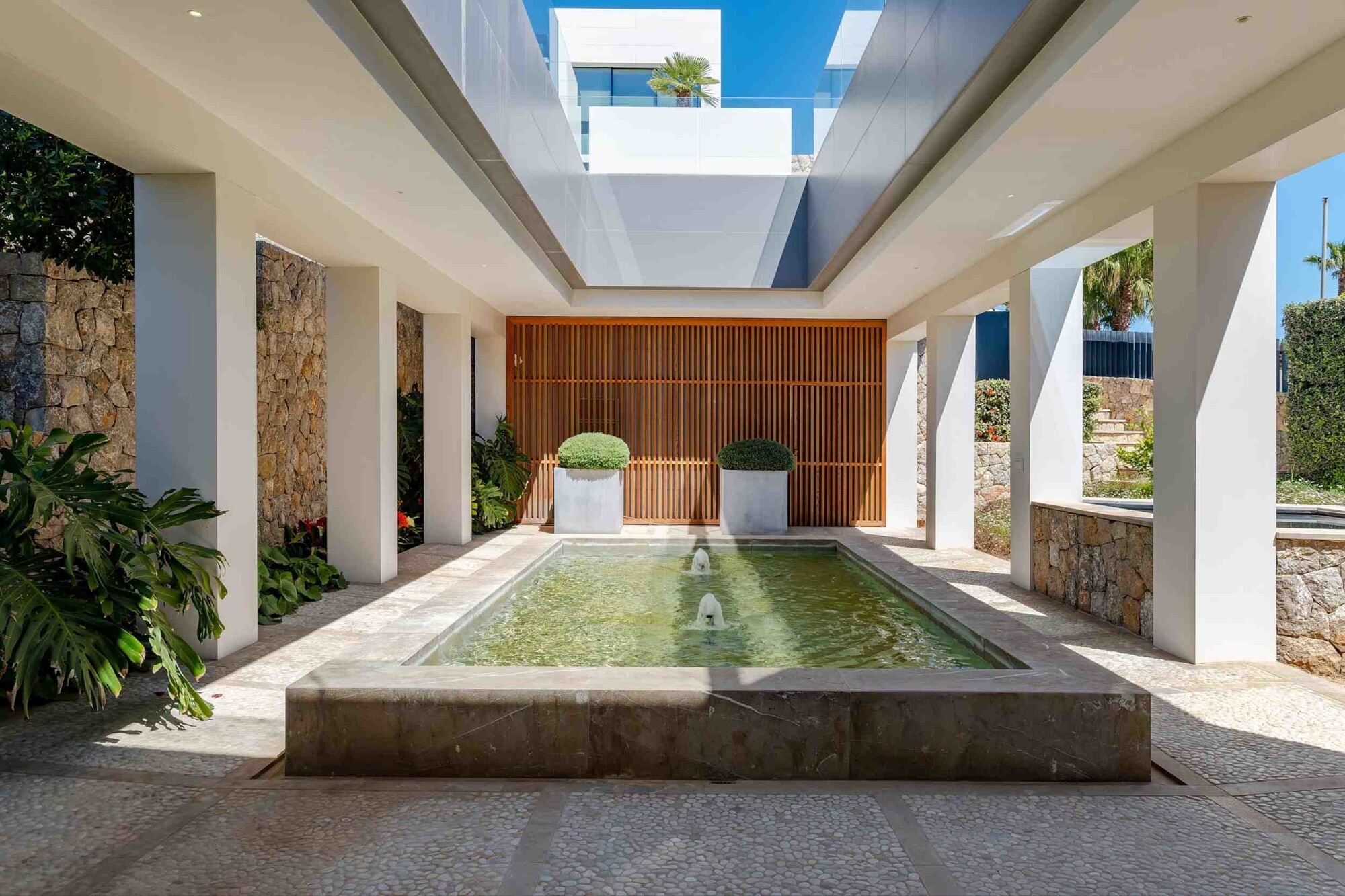 Luxusvilla mit Gästehaus inklusive SPA Bereich und Kinosaal