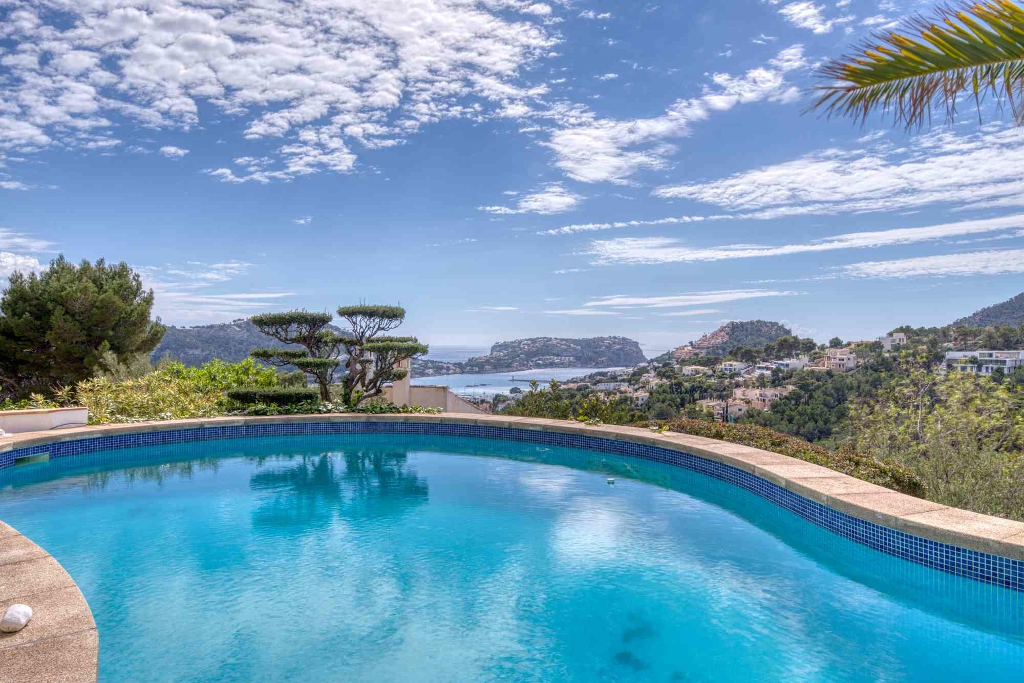 Mediterrane Villa mit spektakulärem Hafen- und Meerblick