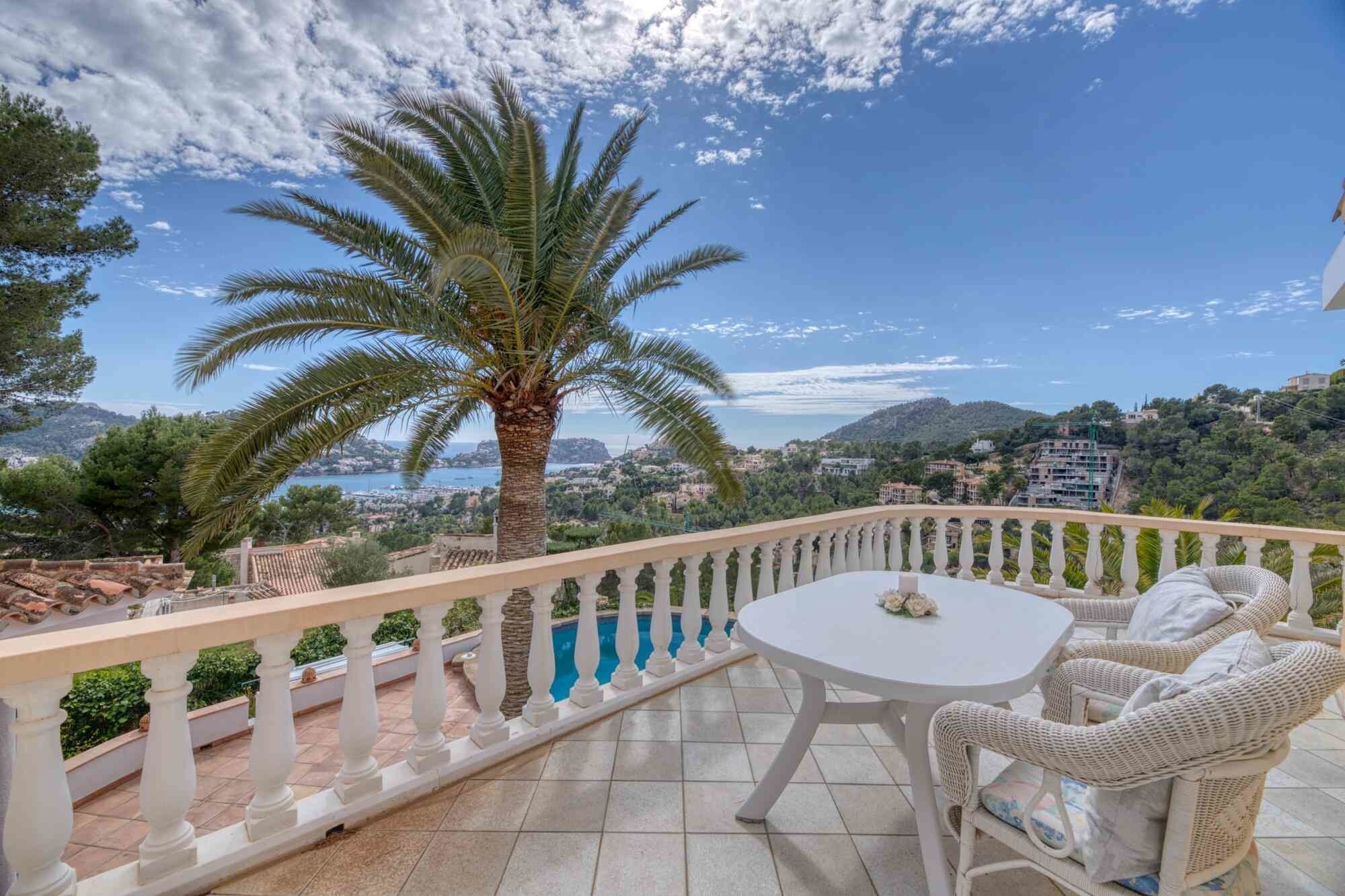 Mediterrane Villa mit spektakulärem Hafen- und Meerblick