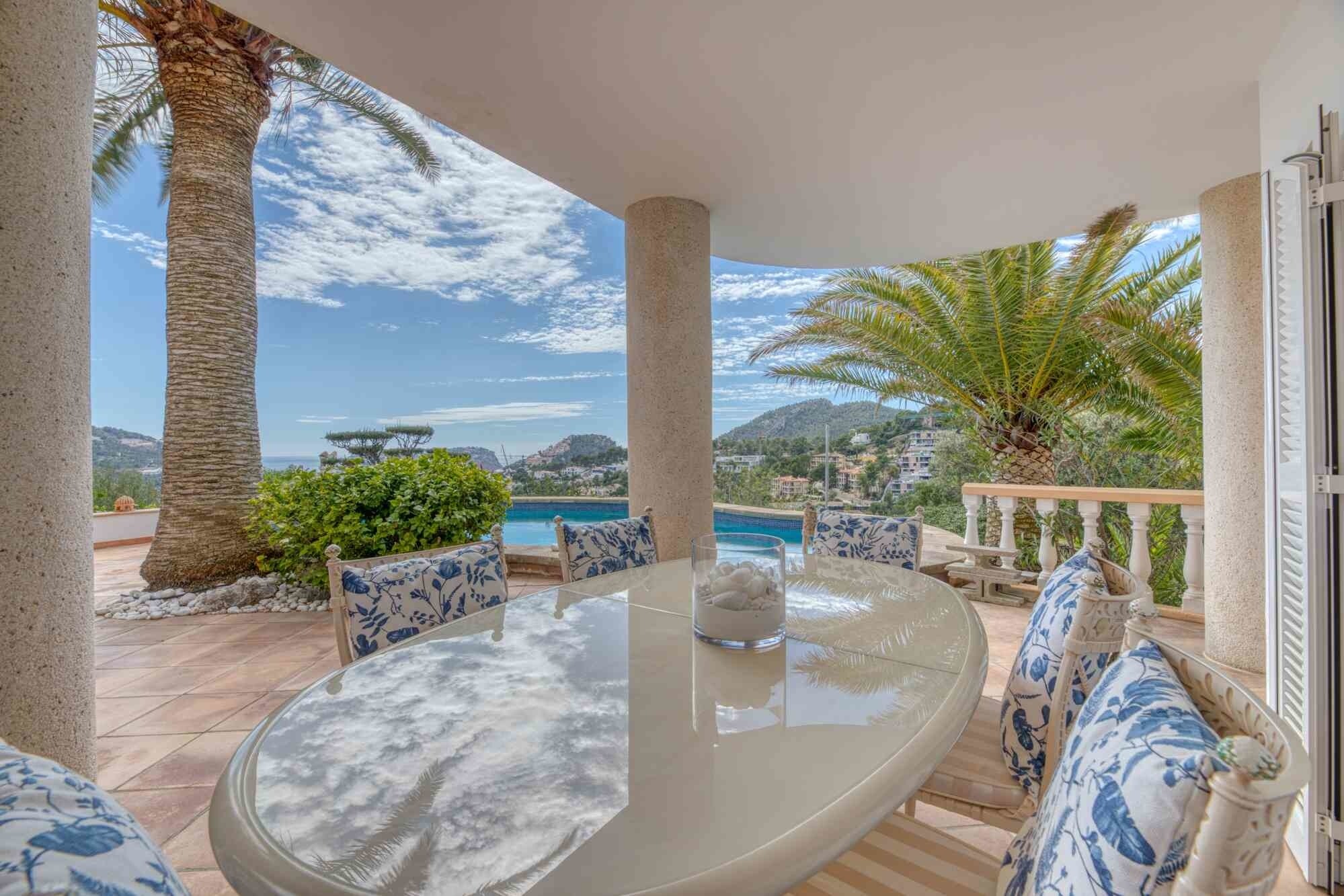 Mediterrane Villa mit spektakulärem Hafen- und Meerblick