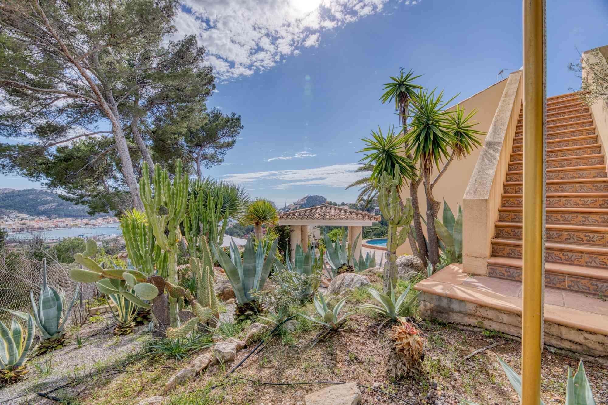 Mediterrane Villa mit spektakulärem Hafen- und Meerblick