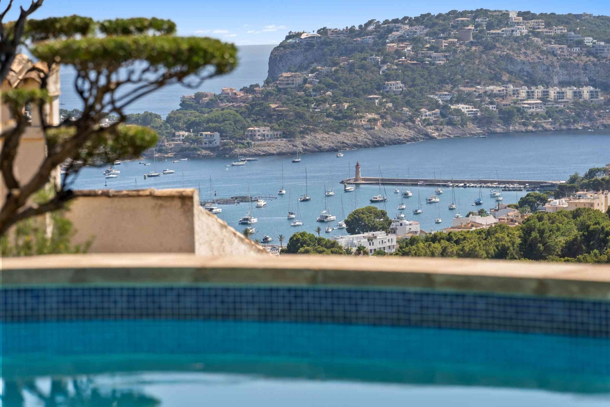 Mediterrane Villa mit spektakulärem Hafen- und Meerblick